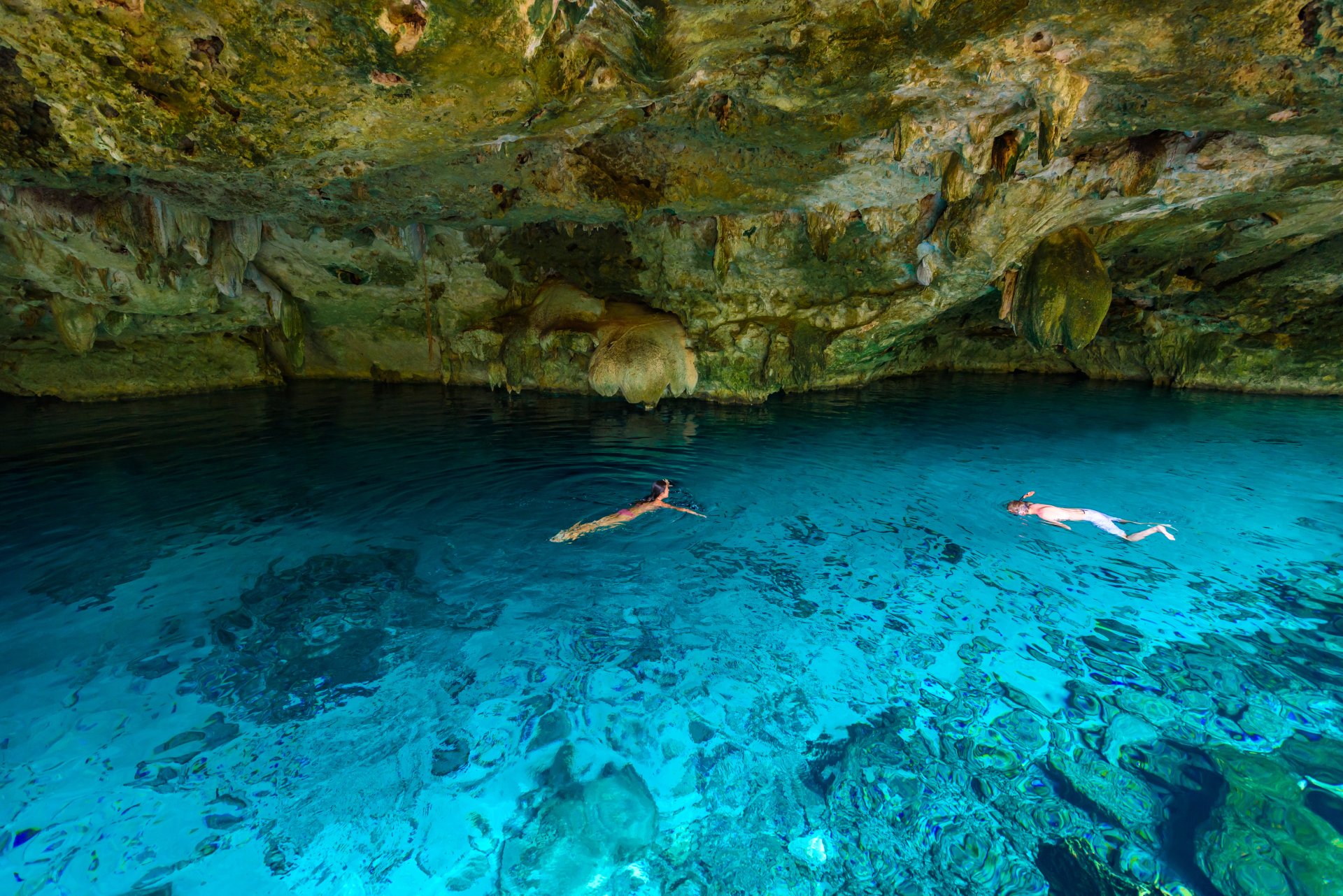 vizitatori înotând și făcând snorkeling în apele din Cenote Dos Ojos, aproape de Tulum, în Peninsula Yucatán, Mexic