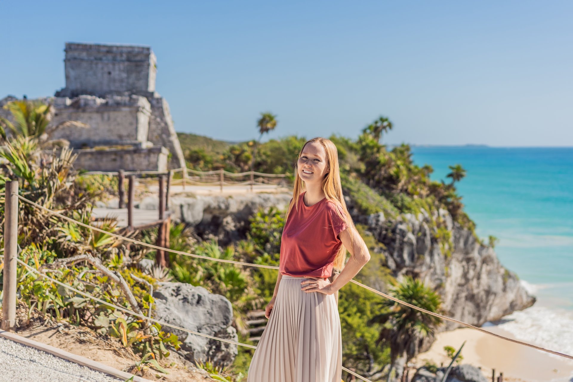 tânără relaxându-se în apele turcoaz ale Mării Caraibelor în Riviera Maya, Mexic