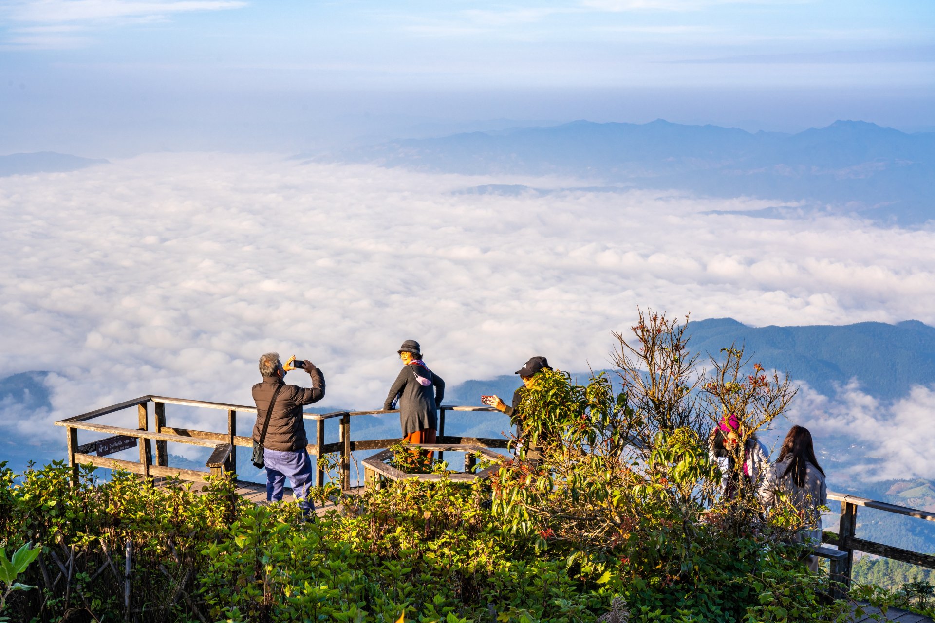 chiang mai thailanda turisti facand poze la rasarit la Kew Mae Pan Nature Trail pe muntele Doi Inthanon