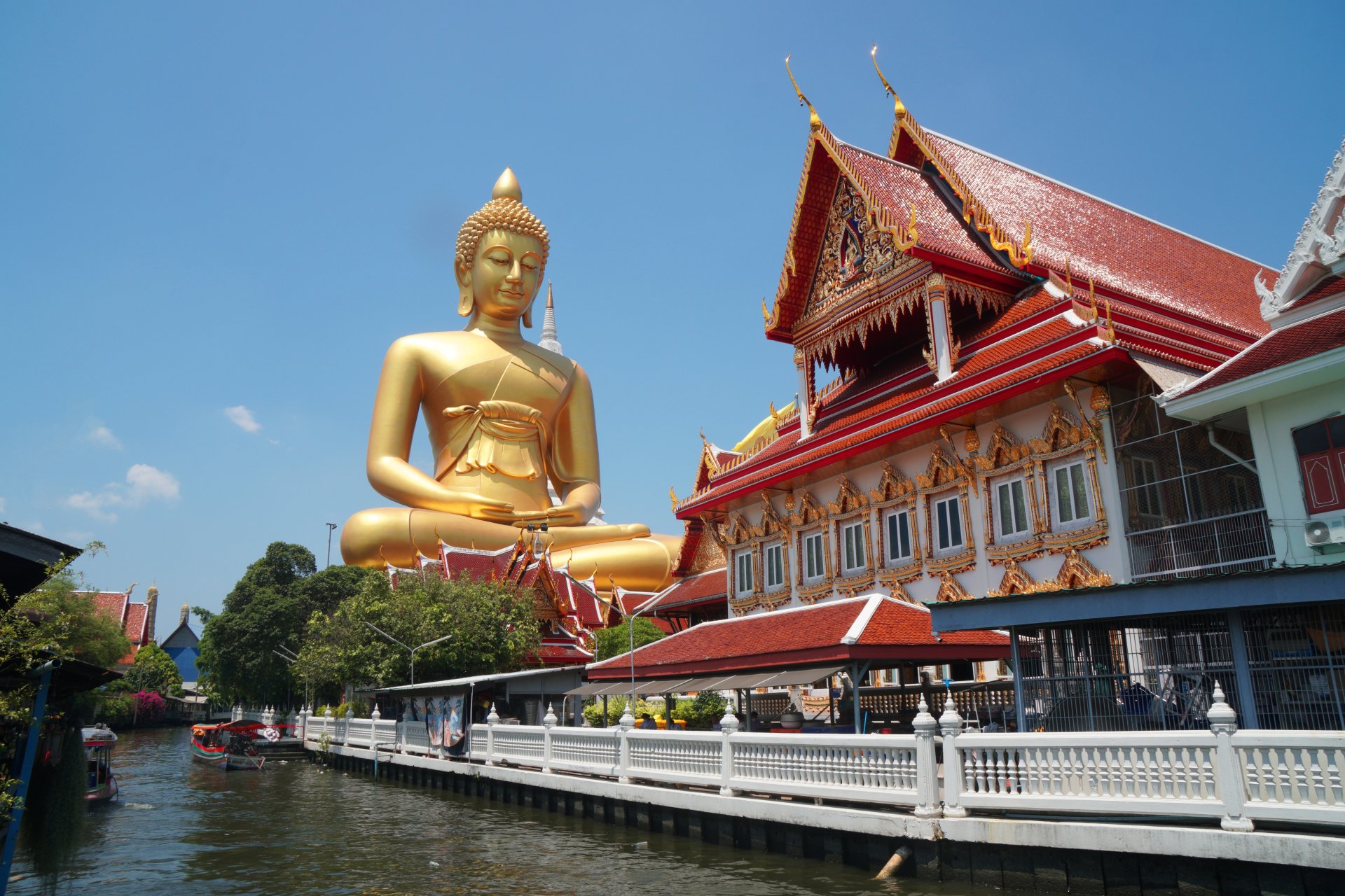 statuie golden buddha la wat paknam in bangkok