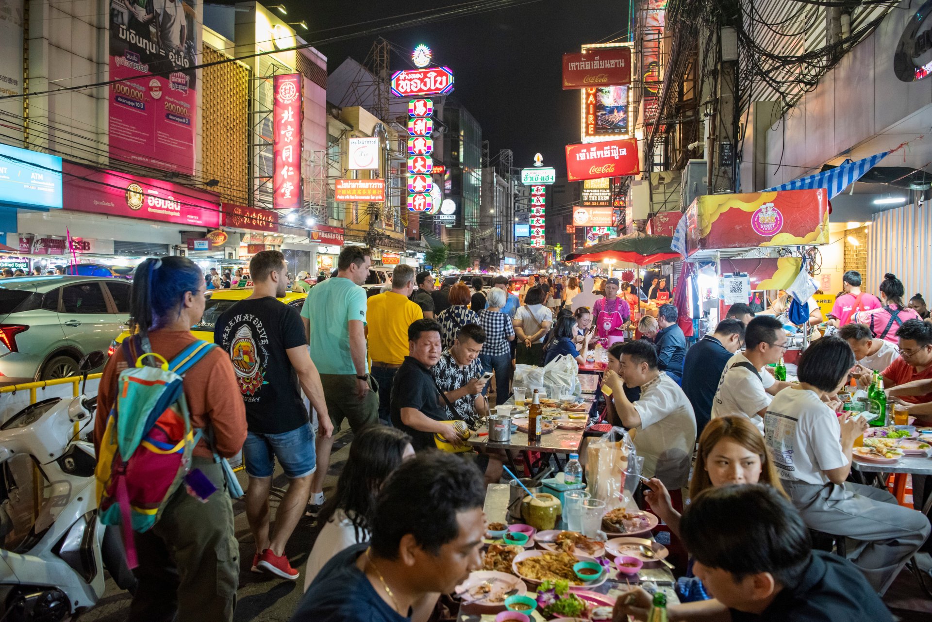 oameni la piata de noapte pe strada yaowarat in cartierul chinatown din bangkok thailanda
