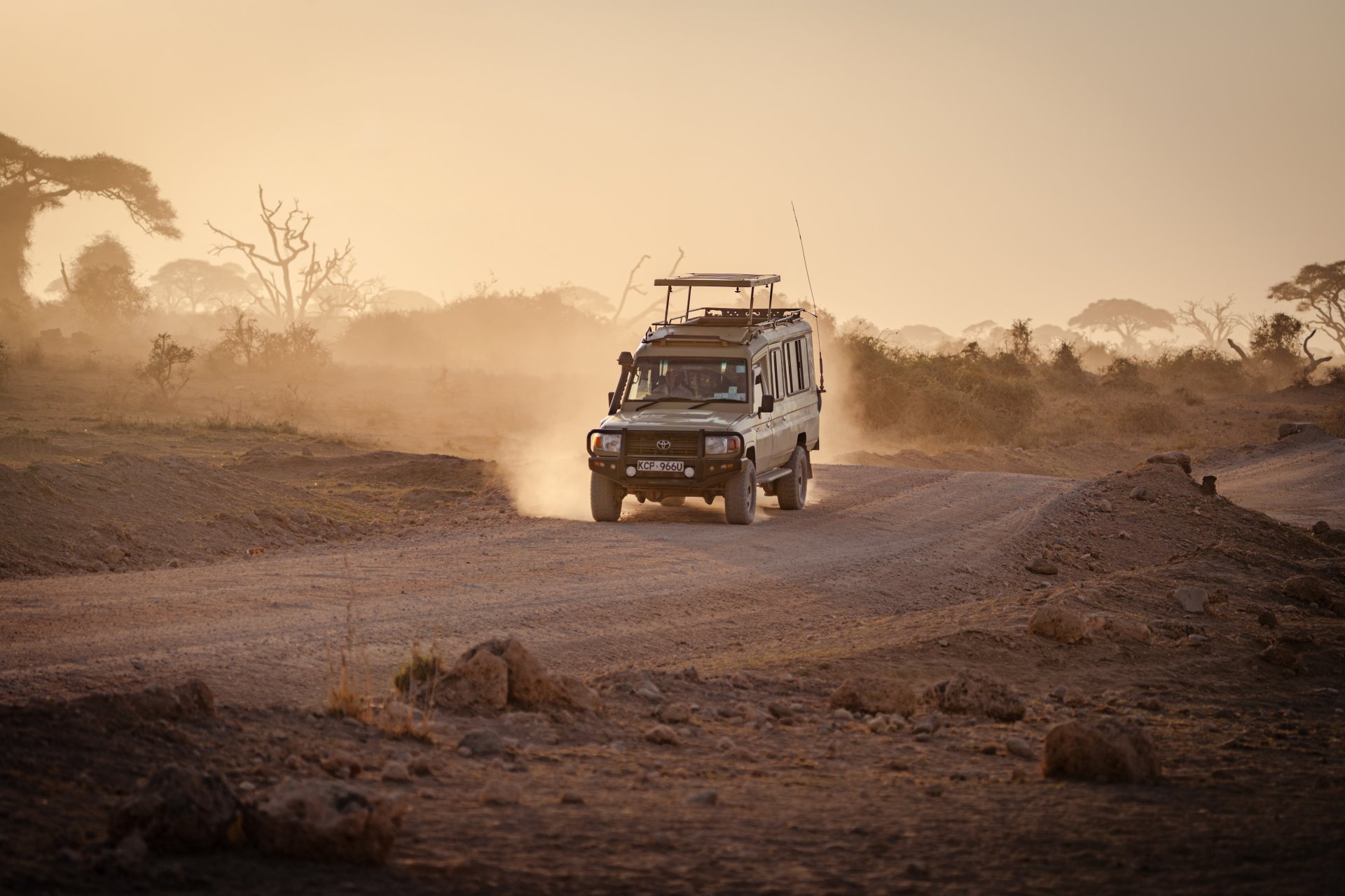 safari jeep pe drum prafuit in parcul national amboseli la apus in kenya africa