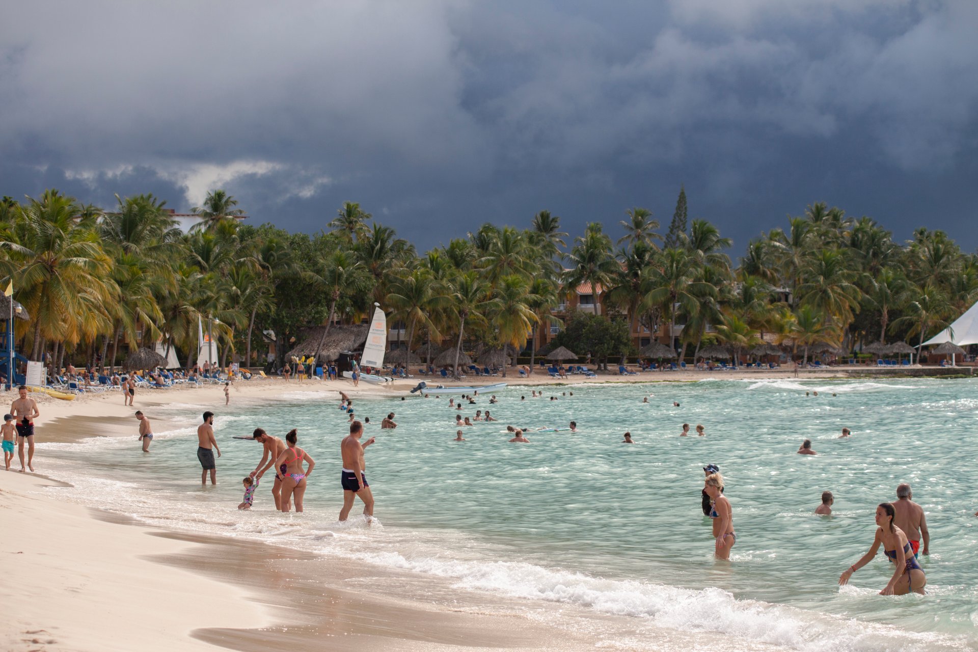 furtuna care se apropie de o plaja din caraibe in bayahibe republica dominicana