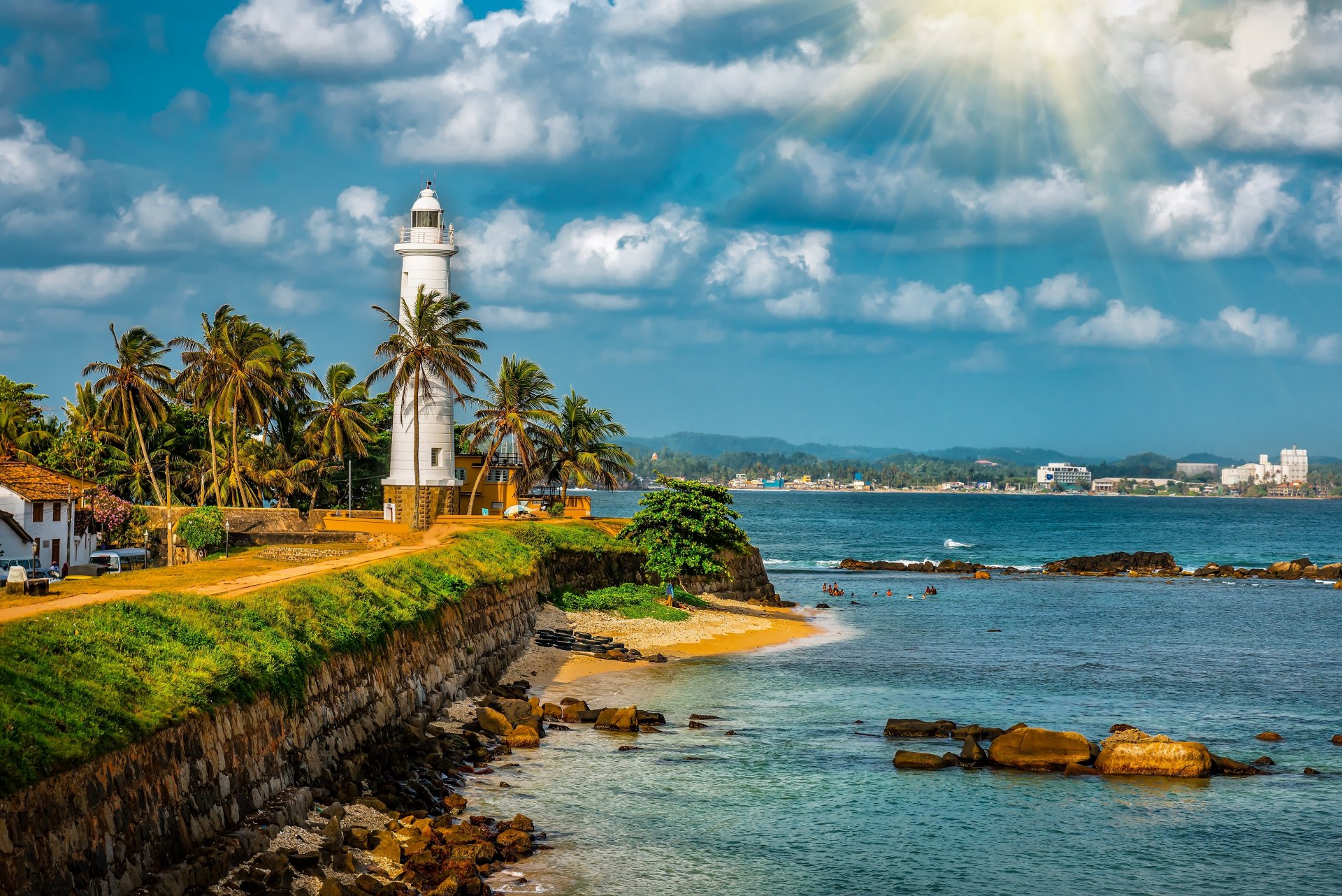 Far alb situat pe zidurile istorice ale Fortului Galle din Sri Lanka, cu vedere spre ocean si atmosfera tropicala linistita, intr-o zona frecvent vizitata de turisti