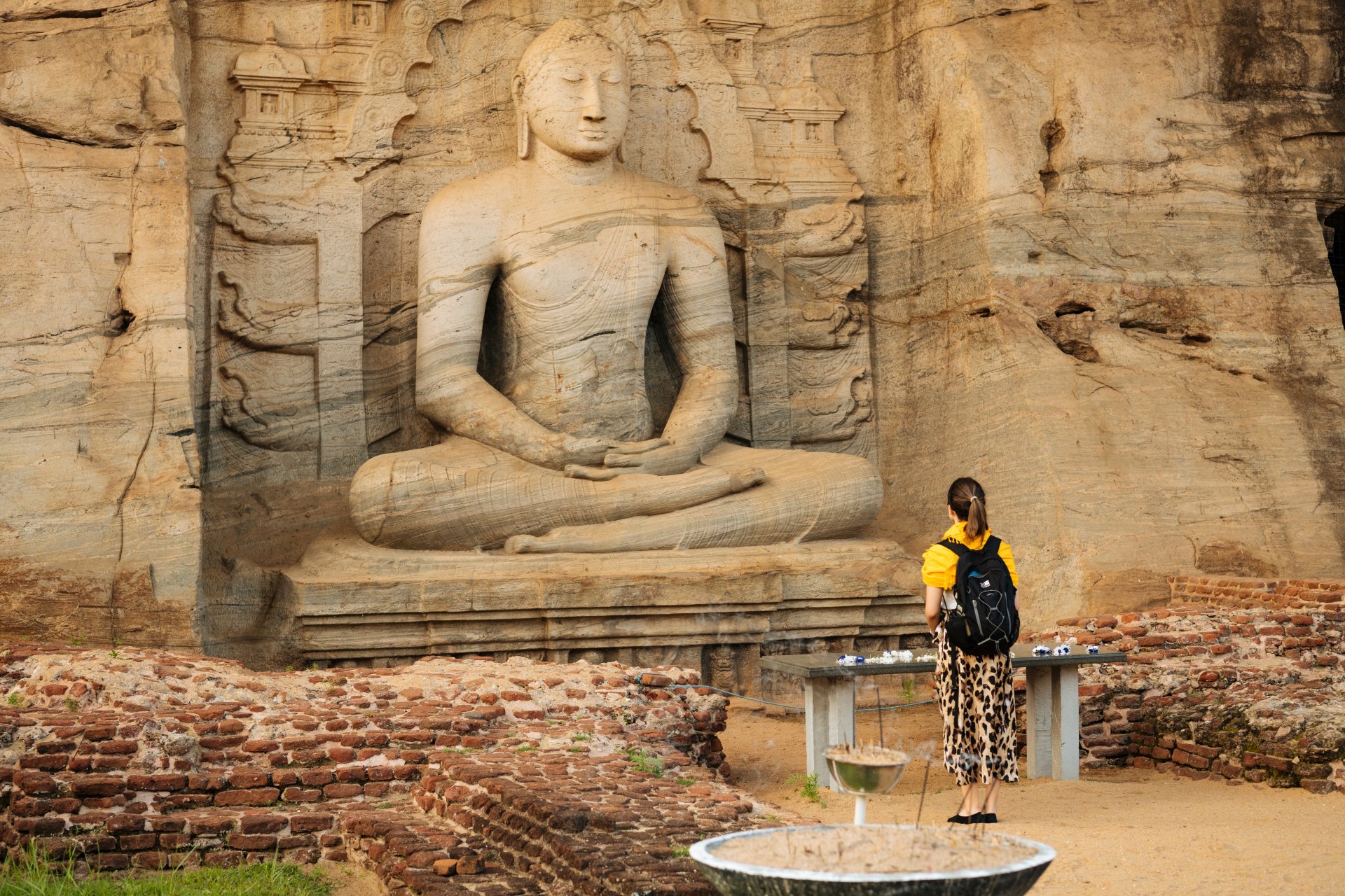tatui buddhiste sculptate in piatra la Gal Vihara in Polonnaruwa Sri Lanka vizitate de turisti intr-o zi insorita intr-un sit arheologic vechi