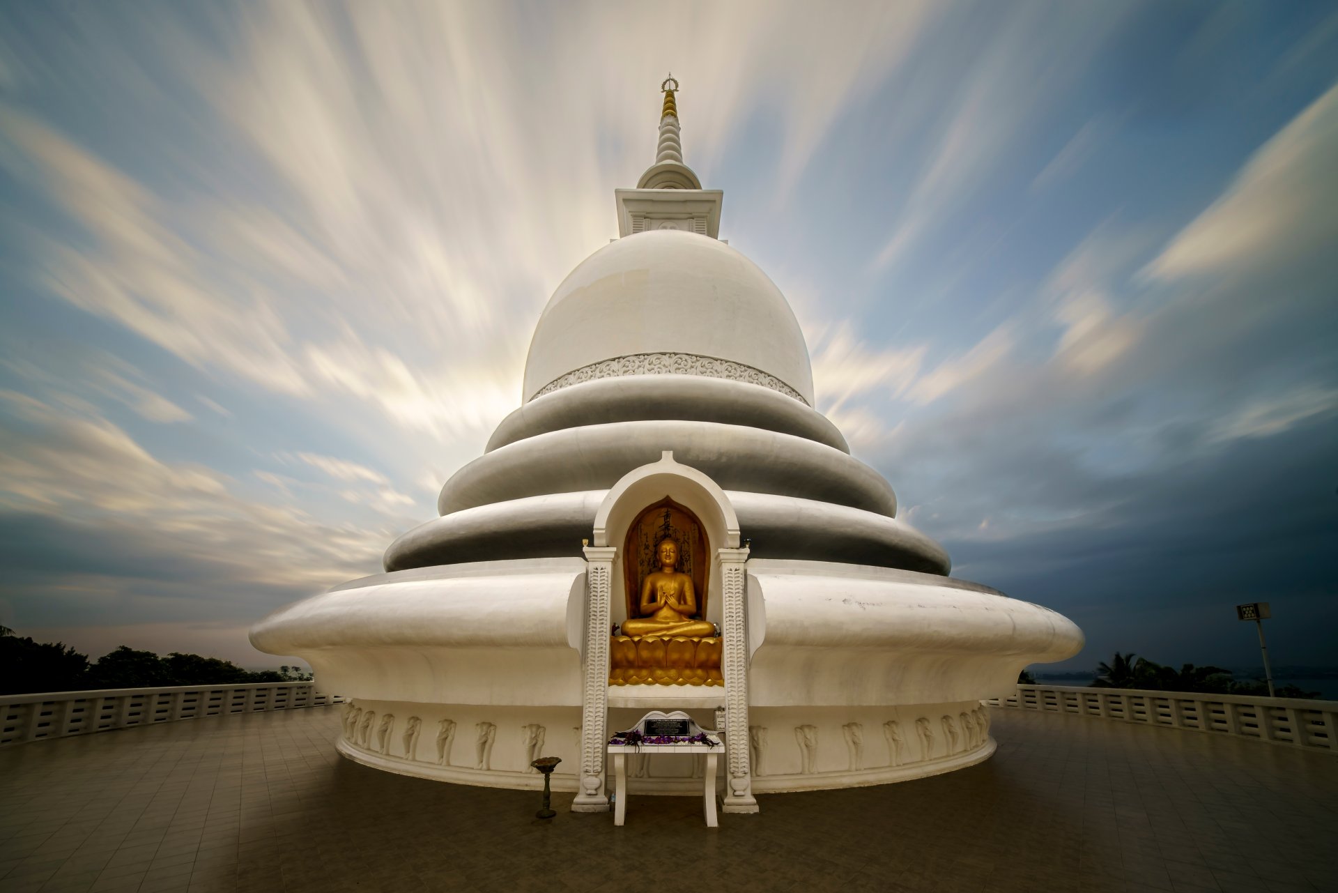 Pagoda japoneza a pacii de pe dealul Rumassala din apropiere de Unawatuna, cu vedere panoramica spre Oceanul Indian si Fortul Galle, in Sri Lanka