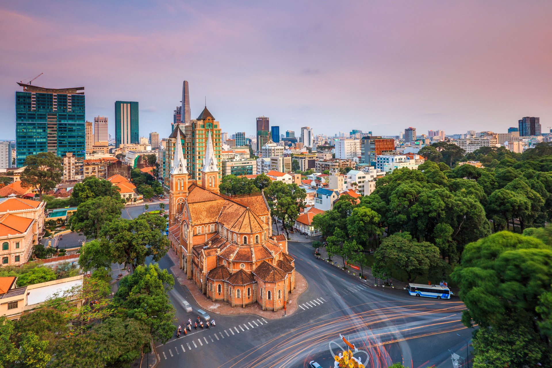 Catedrala Notre Dame din Saigon la apus in Ho Chi Minh City Vietnam