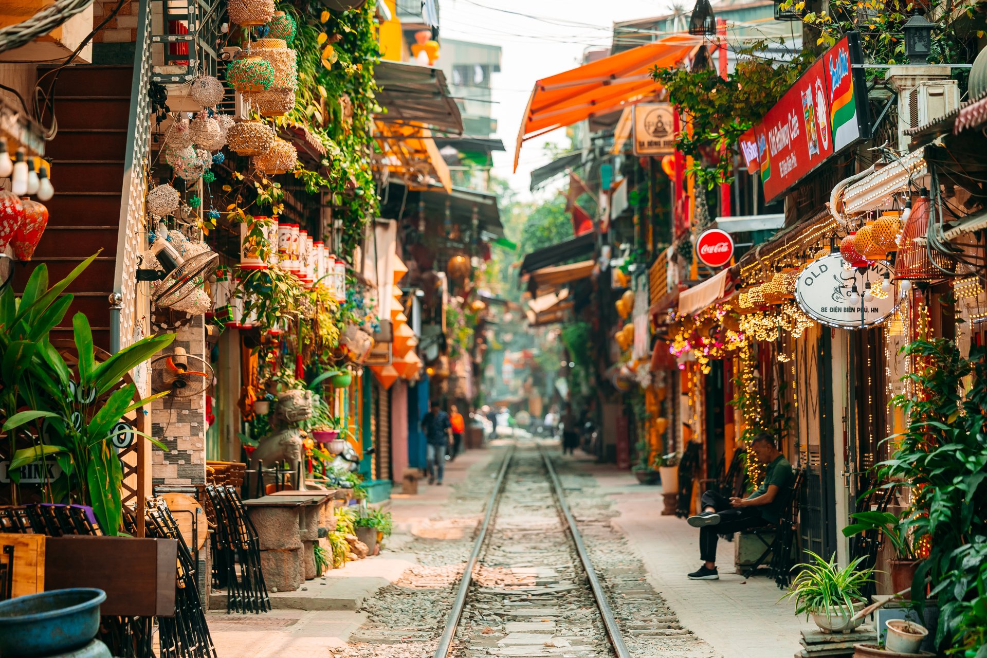 dimineata in tren pe piata feroviara din hanoi vietnam
