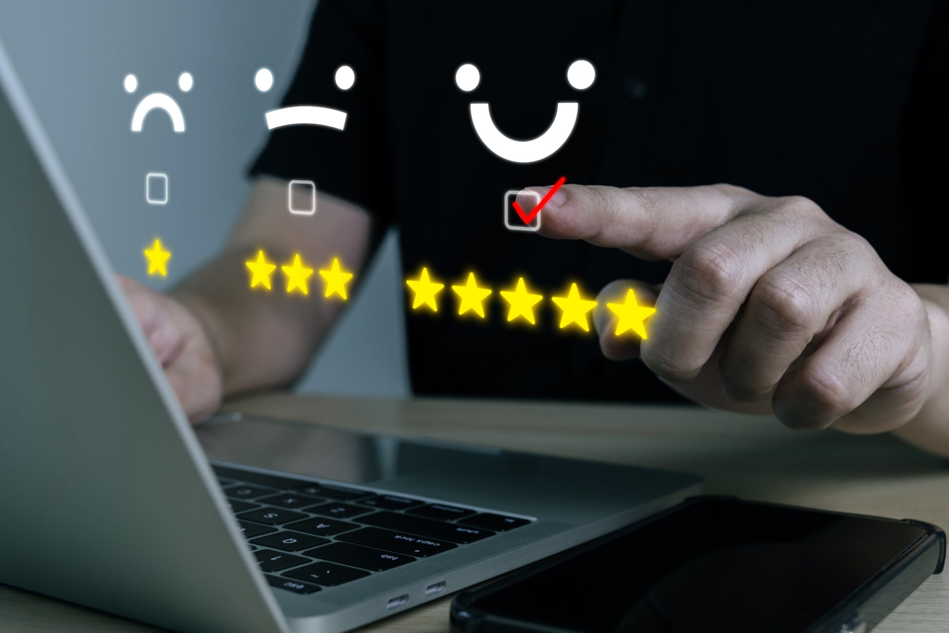 O persoana foloseste telefonul mobil pentru a lasa o evaluare de cinci stele pentru un hotel, cu interfata de recenzii vizibila pe ecran, in timp ce selecteaza ratingul maxim. Imaginea sugereaza o experienta pozitiva de cazare si feedback digital intr-un context de calatorie.