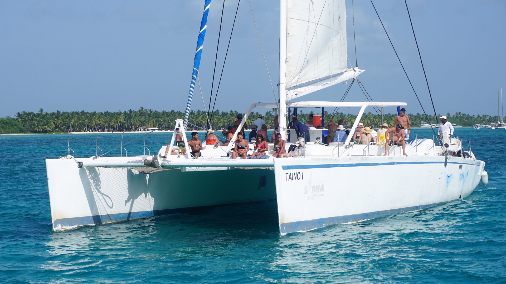 catamaran cu turisti intorcandu-se de la Isla Saona in Republica Dominicana