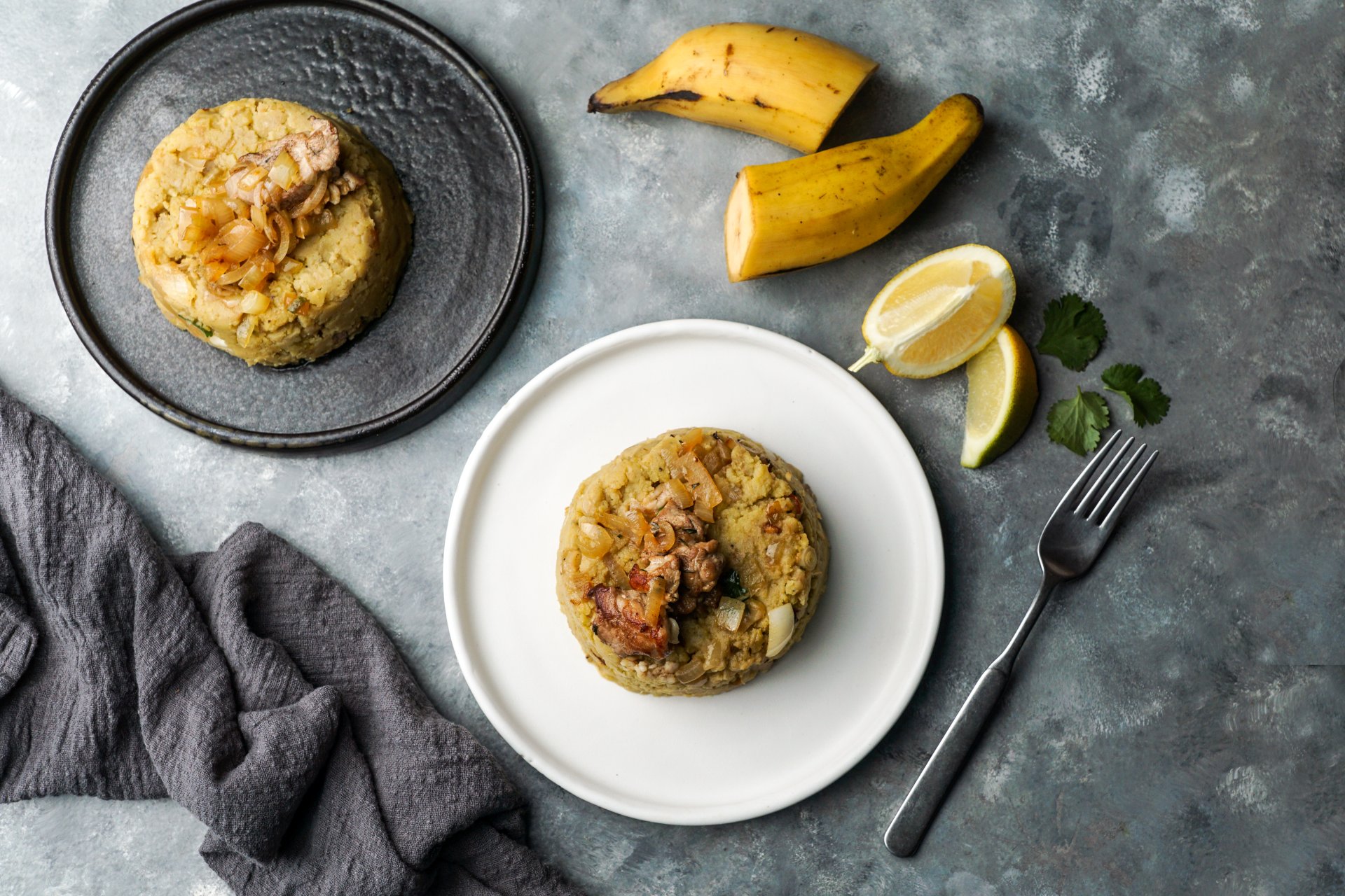 fufu de platano piure de banane fierte cu carne de porc si ceapa