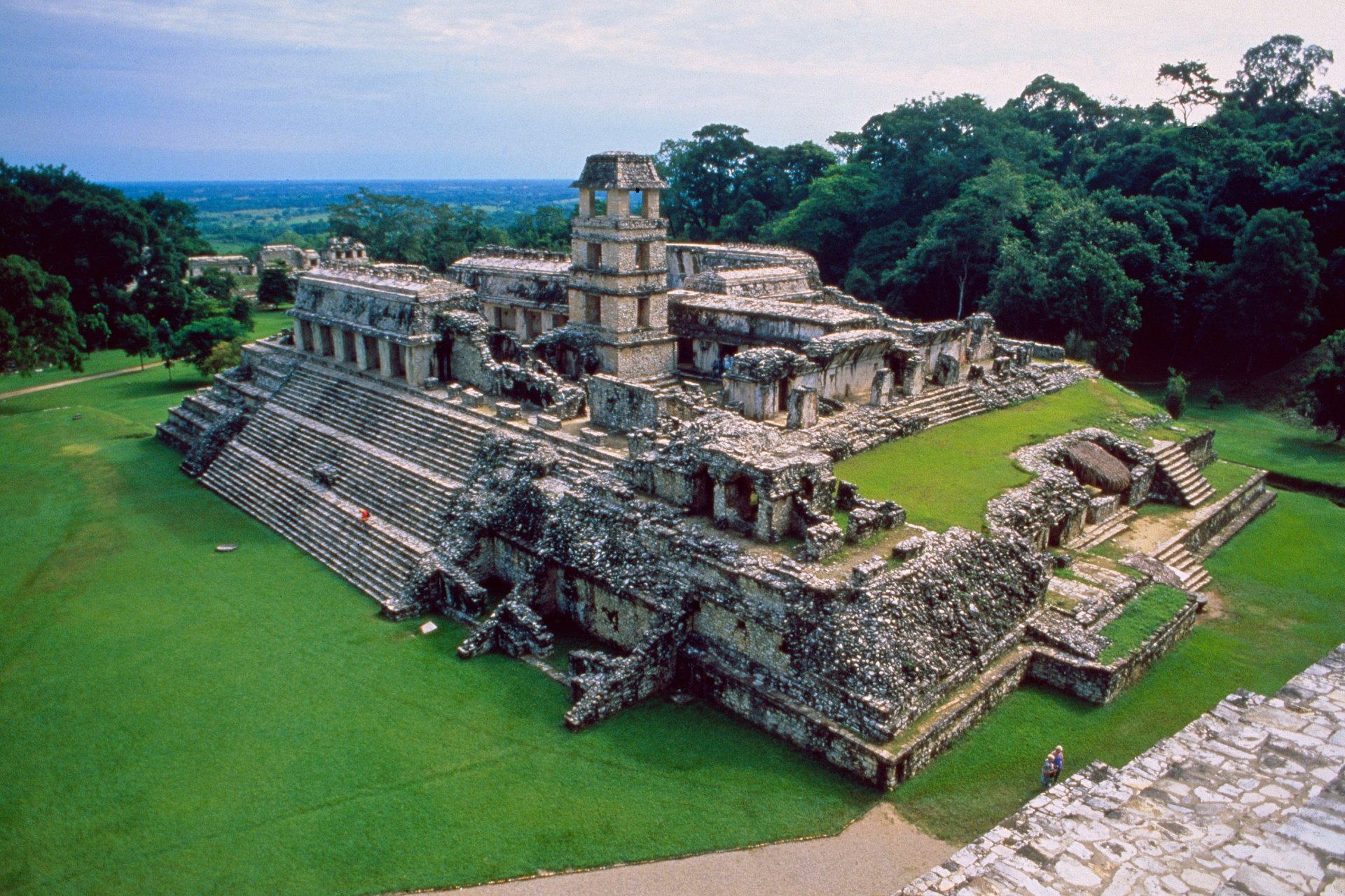 Temple antice din Palenque, Mexic, vazute din fata, inconjurate de vegetatie
