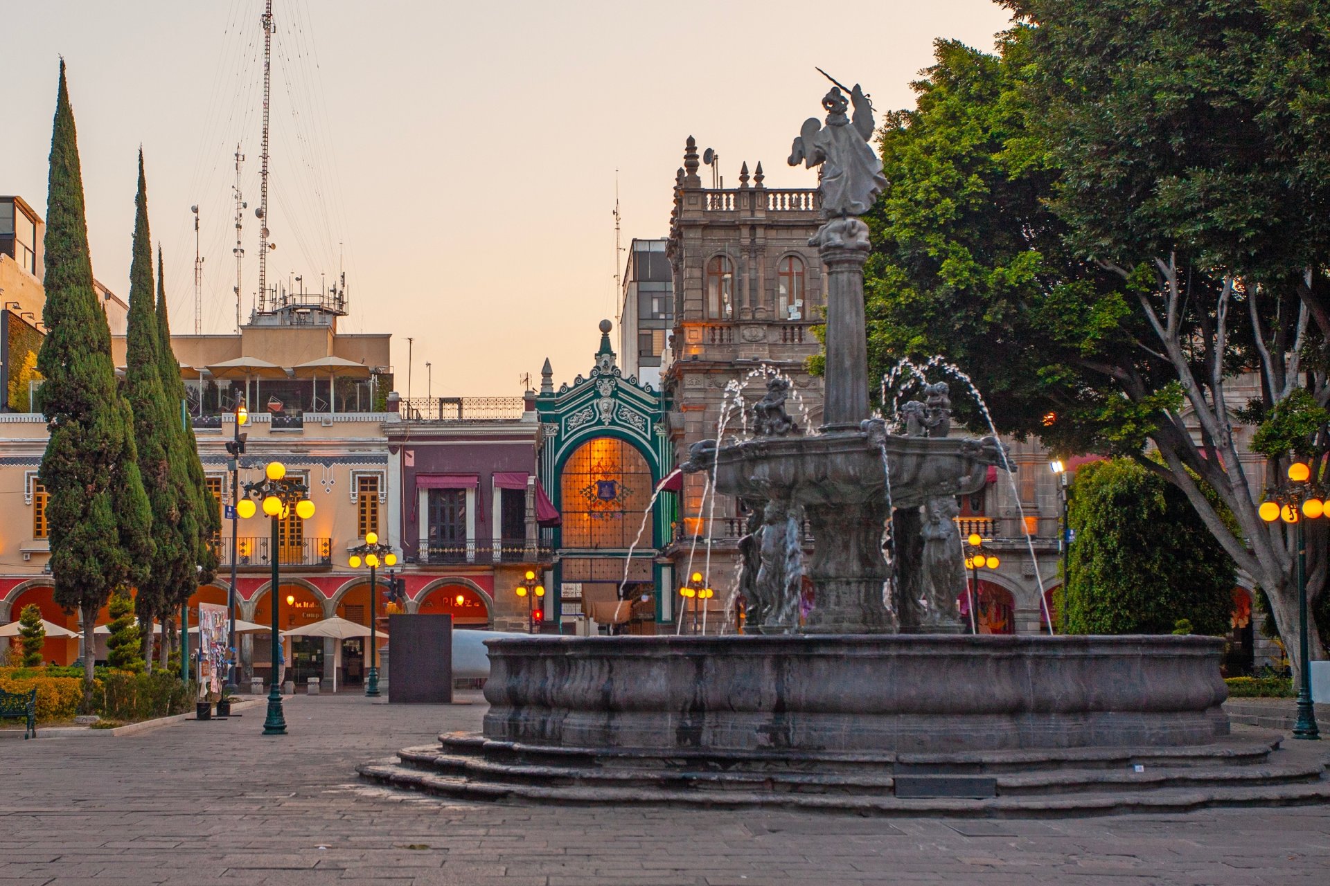 Catedrala Maicii Domnului din Imaculata Conceptie si fantana veche din centrul istoric Puebla, Patrimoniul Mondial UNESCO