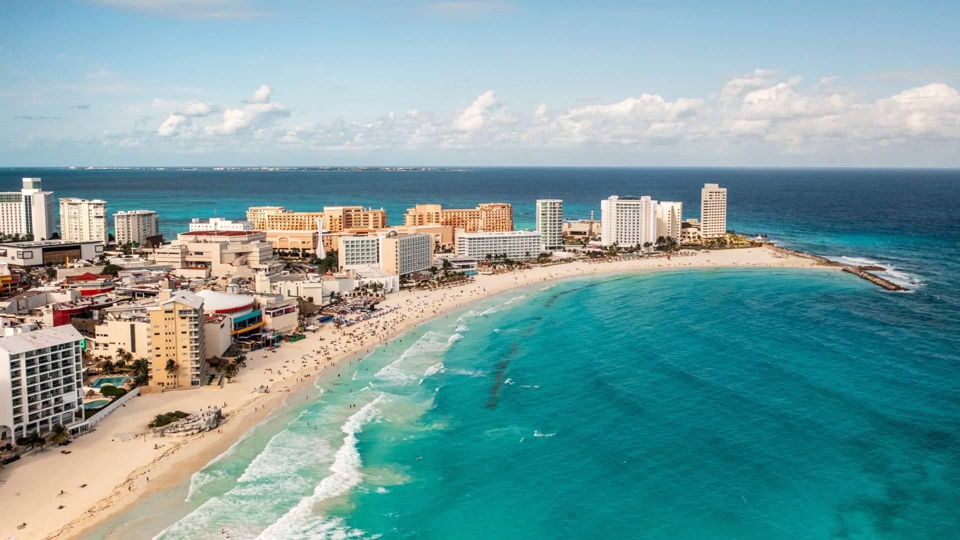 vedere aeriana asupra zonei de resort din Cancun