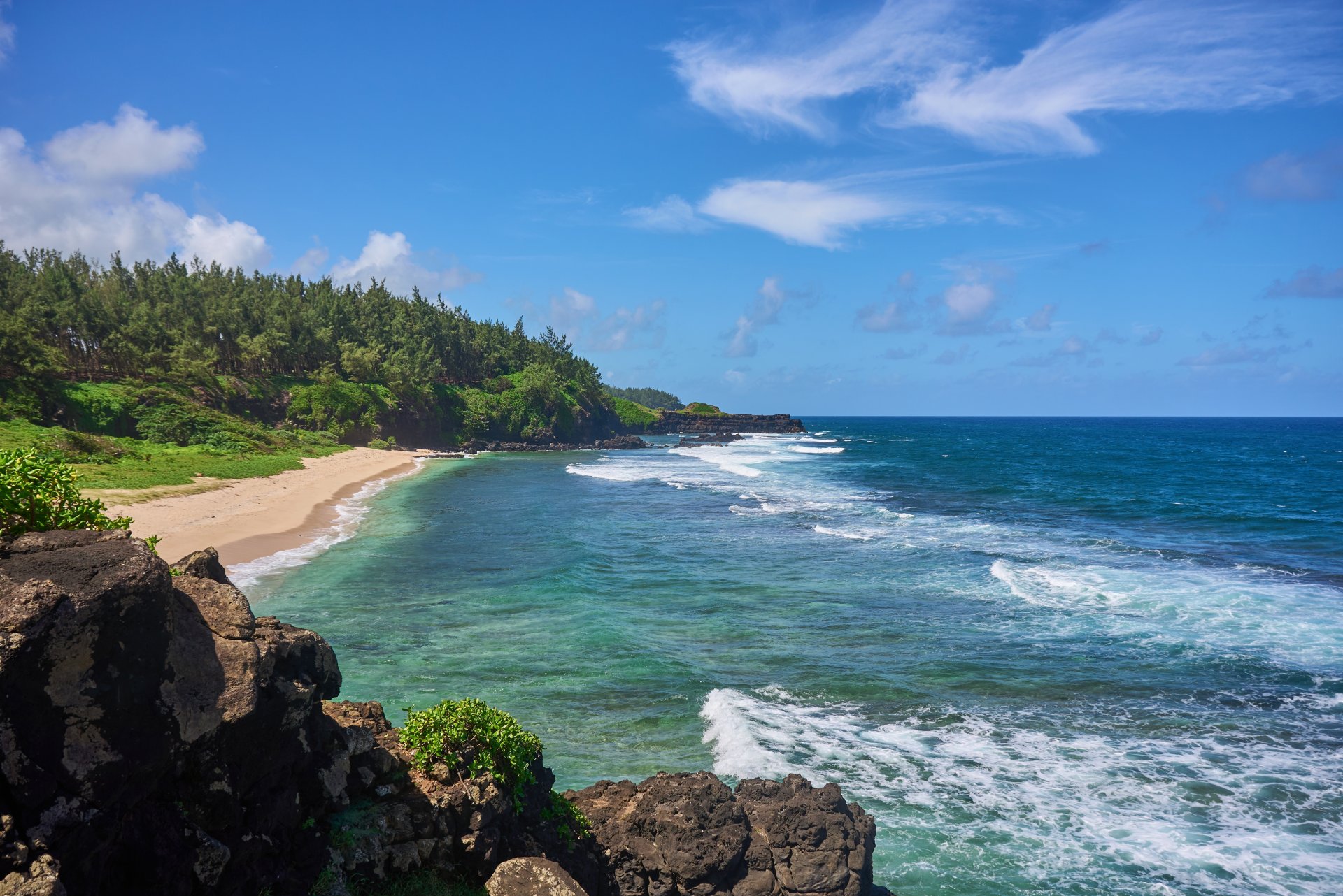 stancile gris gris si plaja pe coasta de sud a mauritiusului