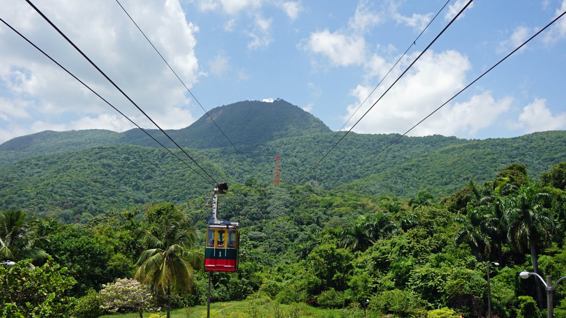 teleferic pe muntele pico isabel del torres cu vedere panoramica asupra zonei naturii tropicale