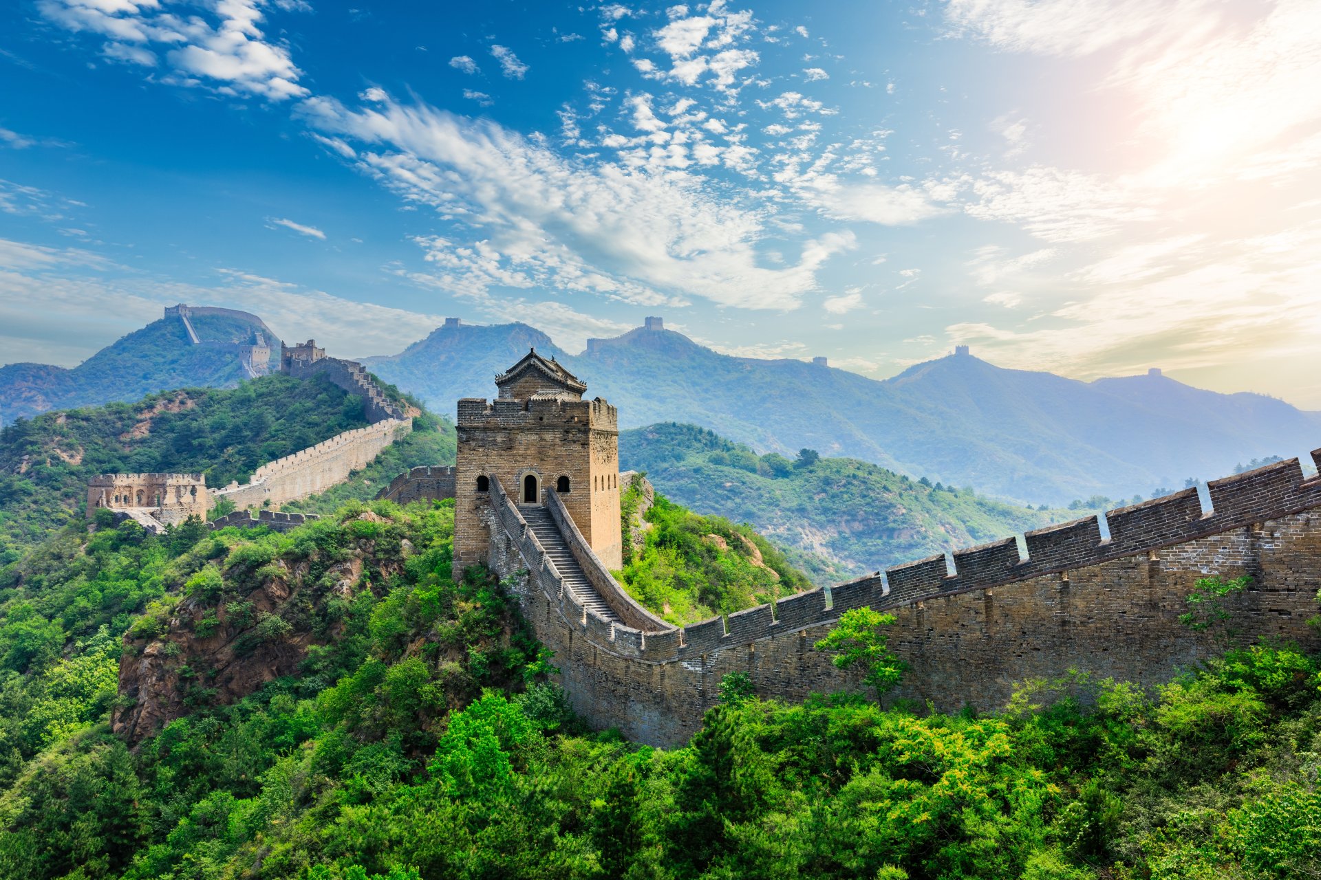 Panorama cu Marele Zid Chinezesc care serpuieste peste culmile muntoase, unul dintre cele mai cunoscute obiective turistice din China si simbol al istoriei sale milenare.