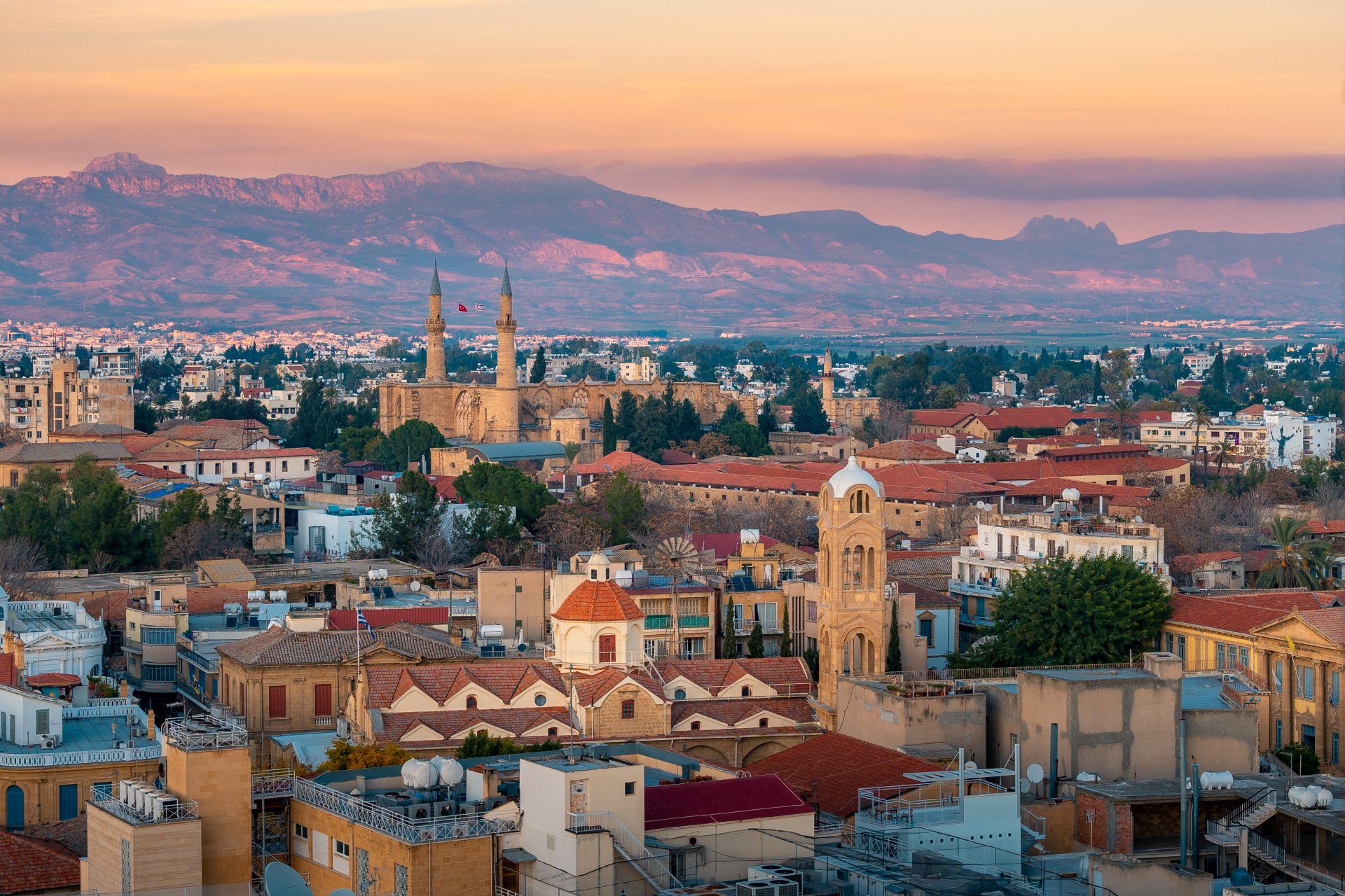 Vedere aeriana asupra centrului vechi din Nicosia, cu cladiri traditionale si Silueta Moscheii Selimiye in fundal, intr-o zi insorita cu atmosfera urbana istorica
