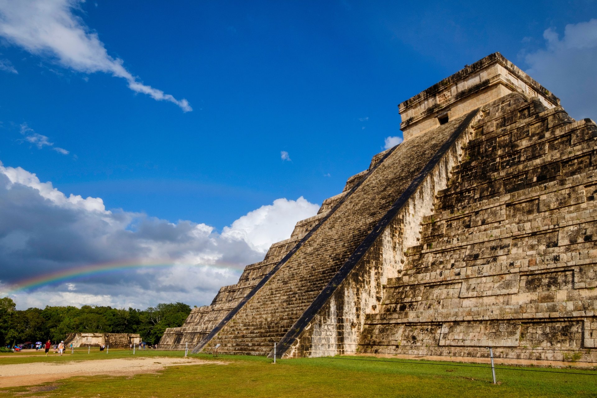 Piramida Kukulkán, El Castillo, la Chichén Itzá, Mexico, înconjurată de verdeață după o ploaie, evidențiind arhitectura impresionantă a civilizației mayașe