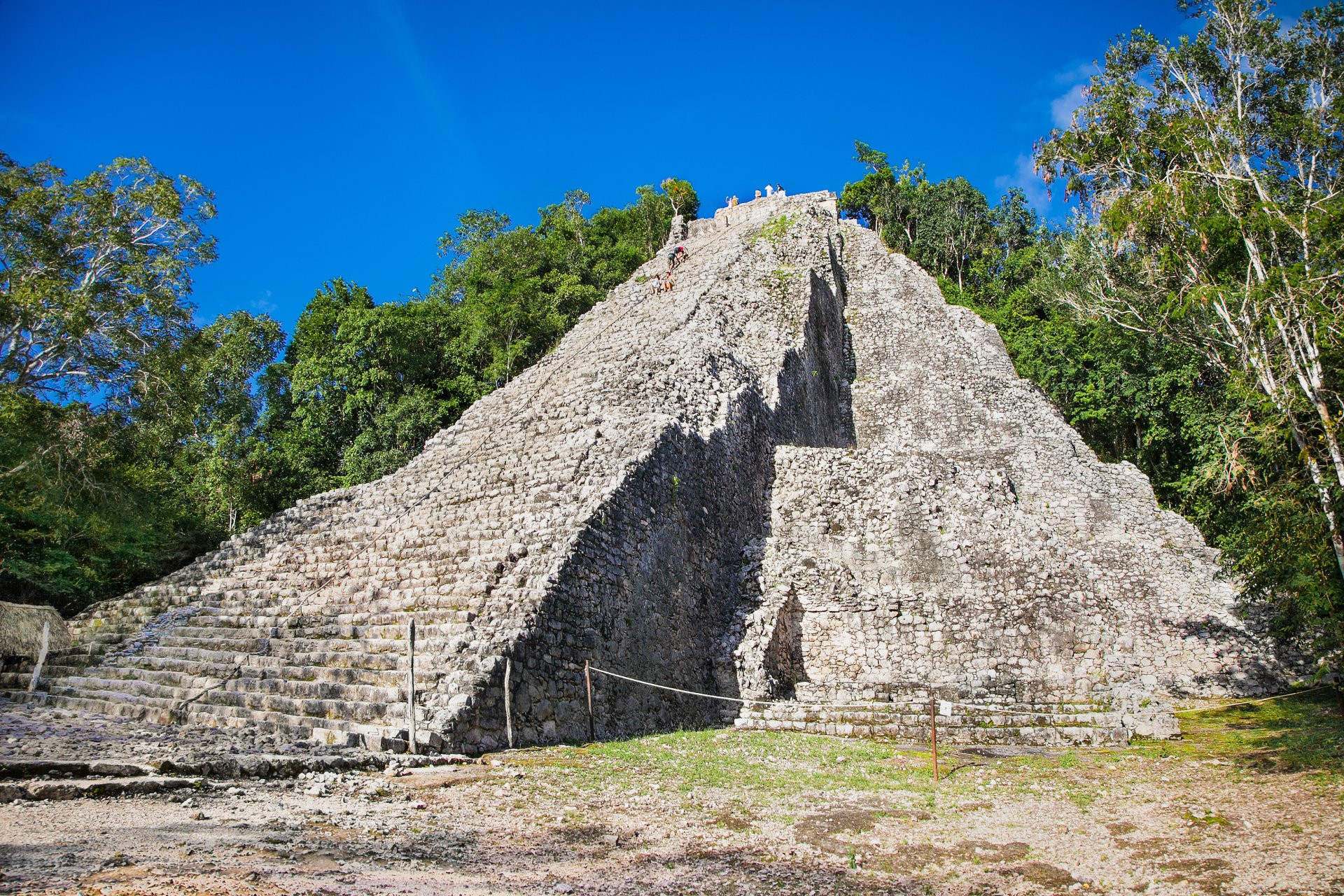 Vedere asupra piramidei Nohoch Mul, cea mai înaltă construcție mayașă din Peninsula Yucatán
