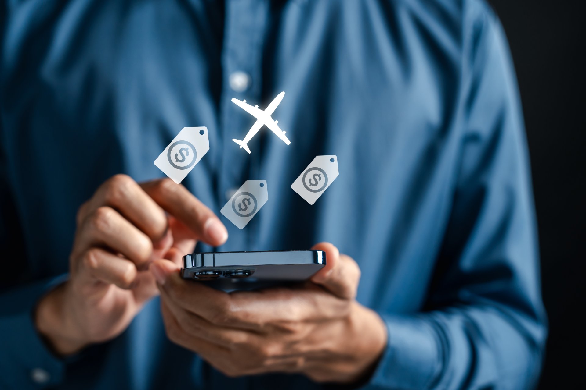Persoana foloseste un smartphone pentru a cauta si compara oferte de zbor, analizand preturile biletelor de avion inainte de a face o rezervare online pentru o viitoare calatorie.