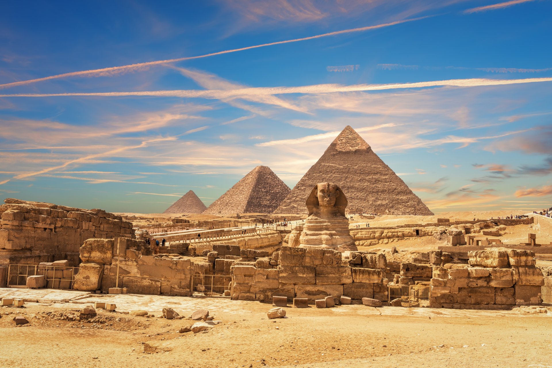 sfinxul si piramidele din giza inconjurate de nisipul desertului vazute intr-un cadru larg in lumina soarelui din egipt