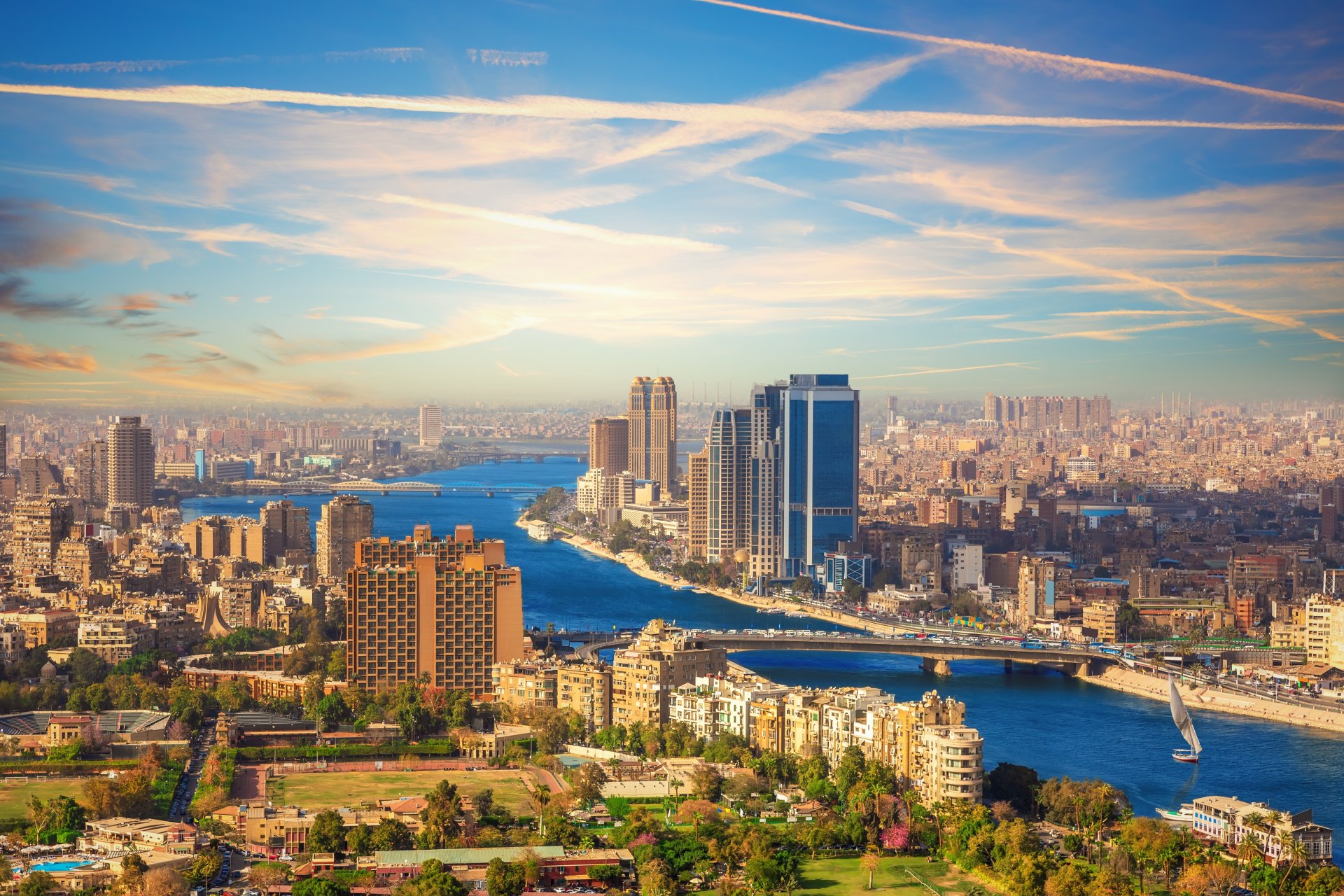 vedere panoramica asupra orasului cairo cu raul nil vazut de la inaltime si cladirile din centru in lumina zilei
