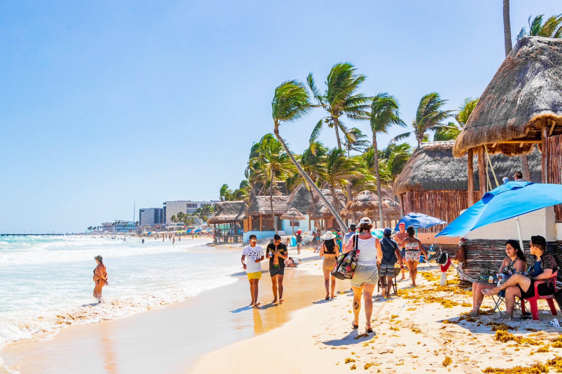 Plaja cu nisip alb si apa turcoaz cristalina in Playa del Carmen, Riviera Maya, Mexic, panoramă tropicală de Caraibe