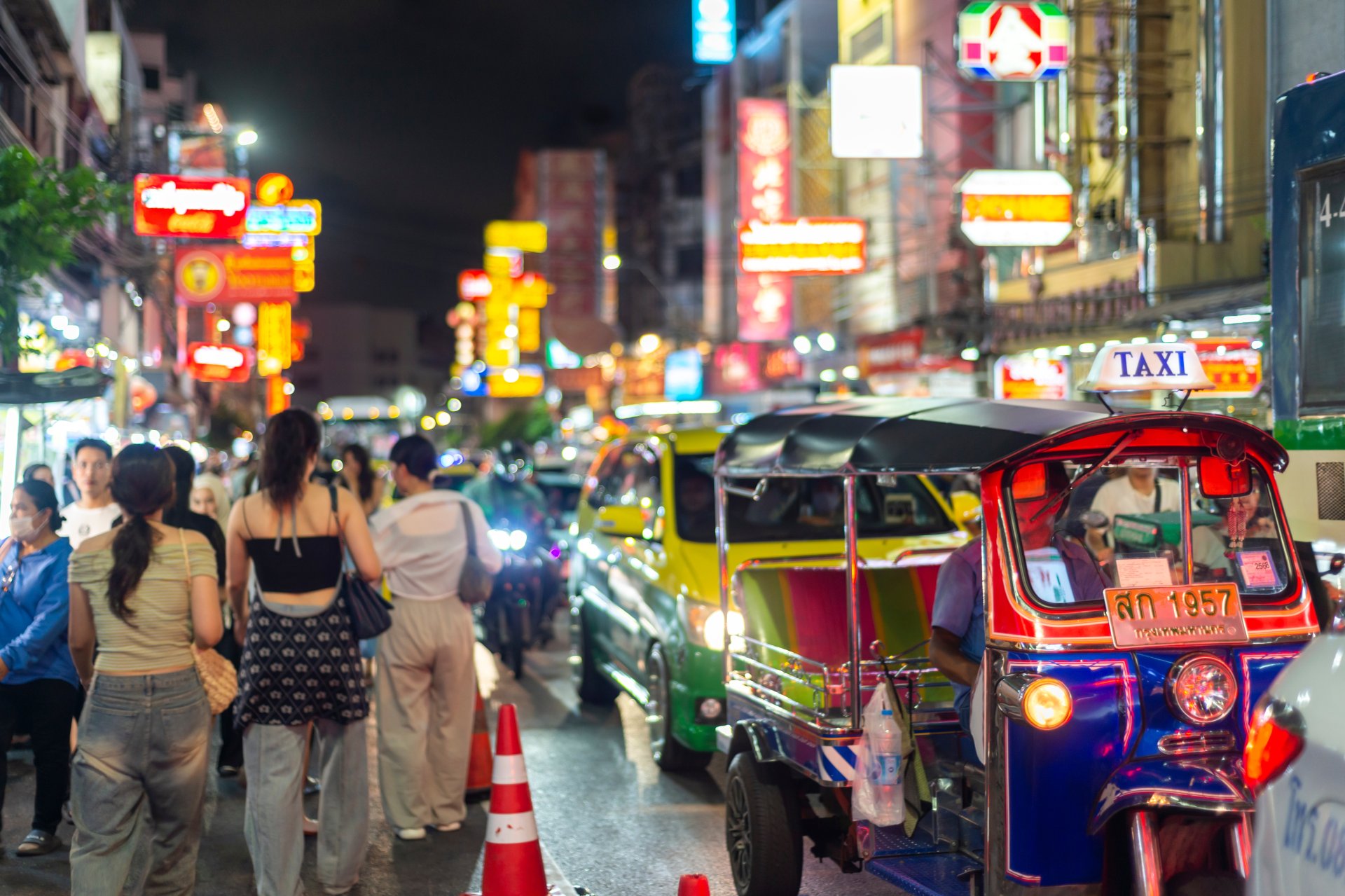 chinatown bangkok noapte lumini neon tuk tukuri taxiuri strada aglomerata oameni si magazine locale