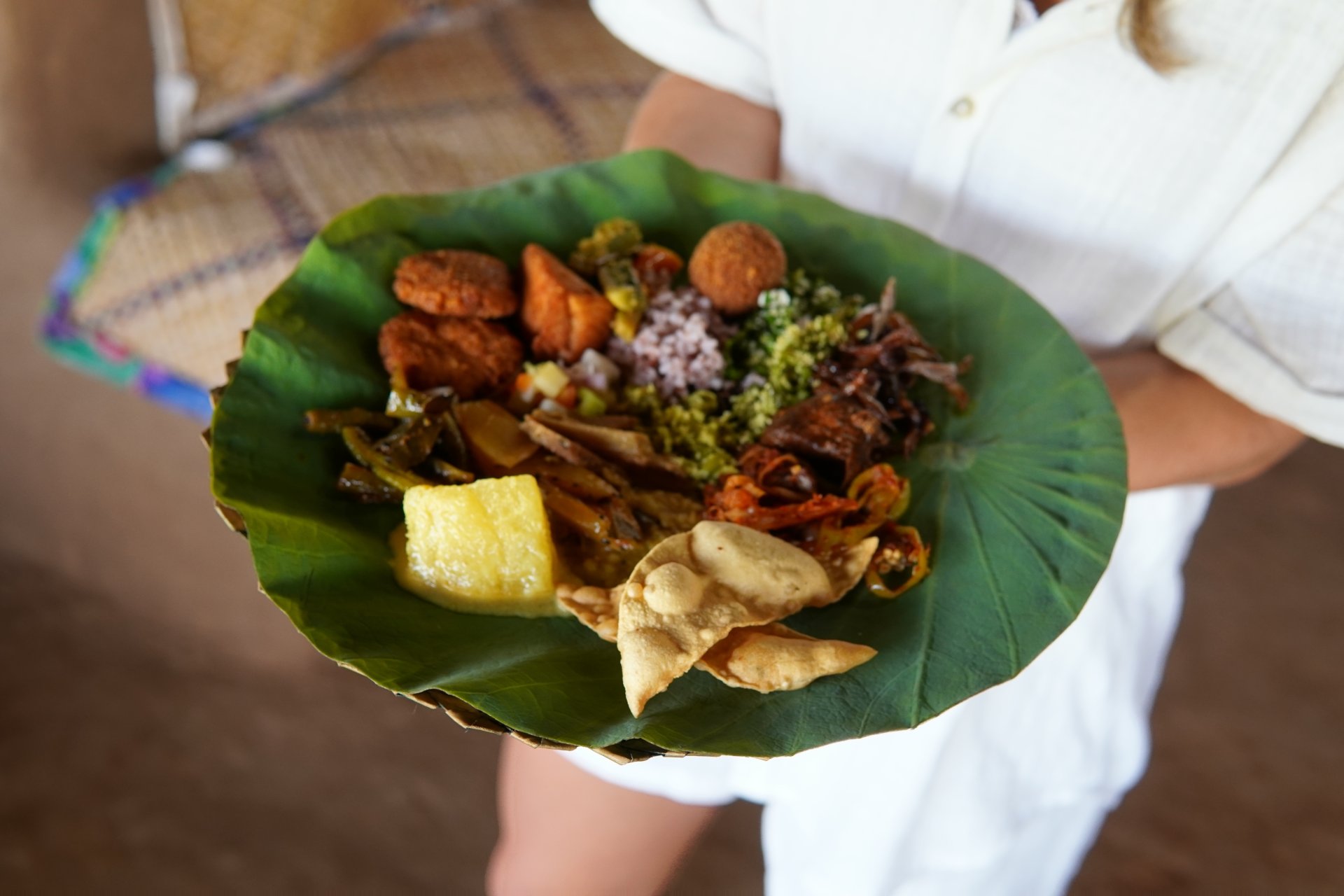 O masa traditionala din Sri Lanka cu orez si mai multe tipuri de curry servite in boluri mici, aranjate pe o masa simpla, cu condimente si sosuri specifice bucatariei locale