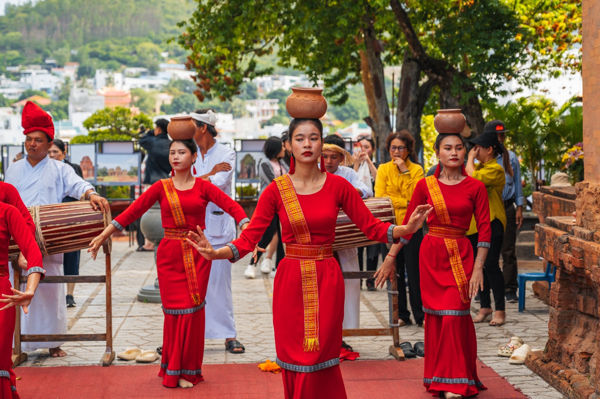 femei vietnameze in rochii traditionale rosii danseaza la turnurile po nagar din nha trang vietnam