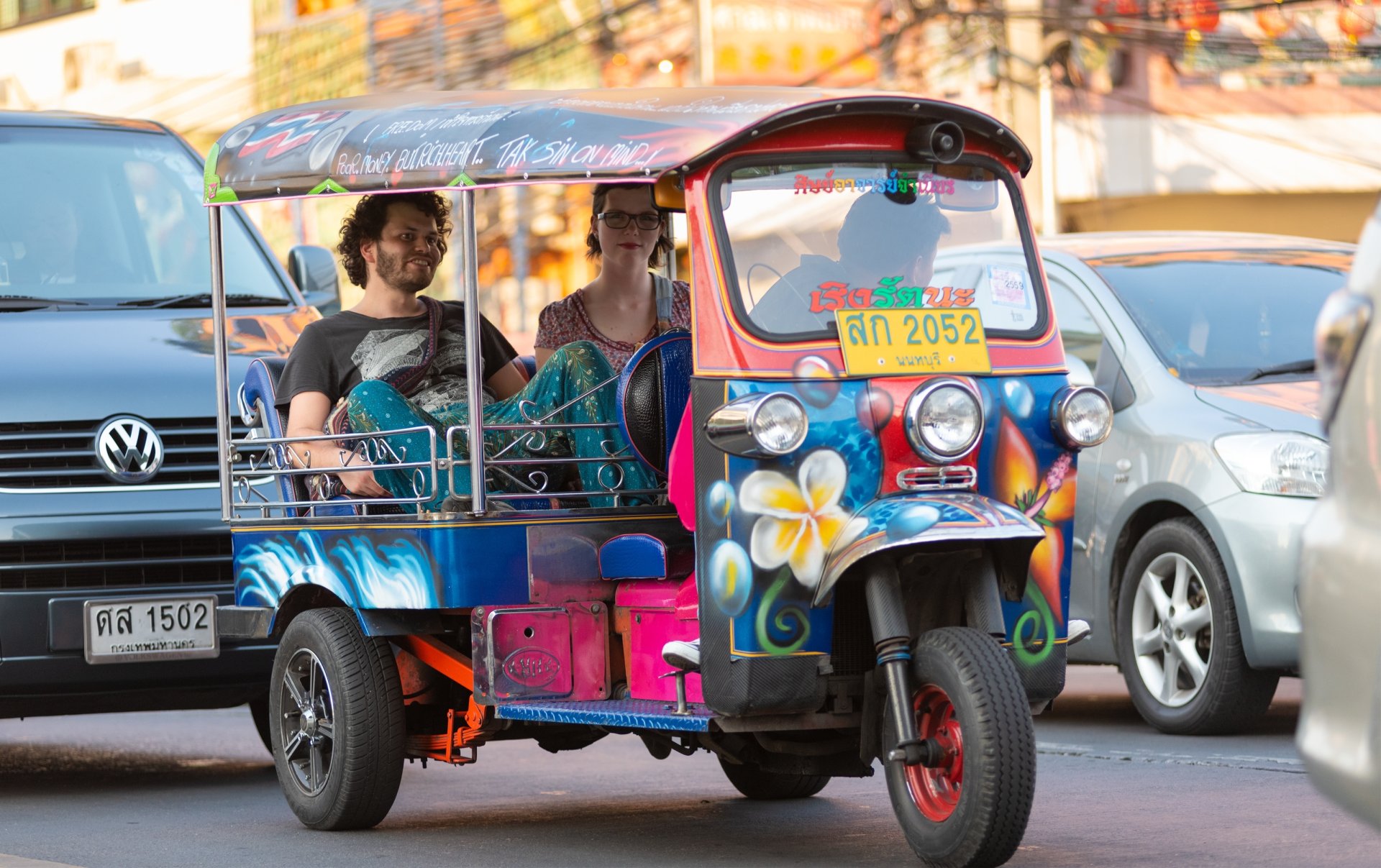 Turisti merg cu tuk tuk pe strada Sam Sen din Bangkok, zona turistica cu hoteluri si pensiuni