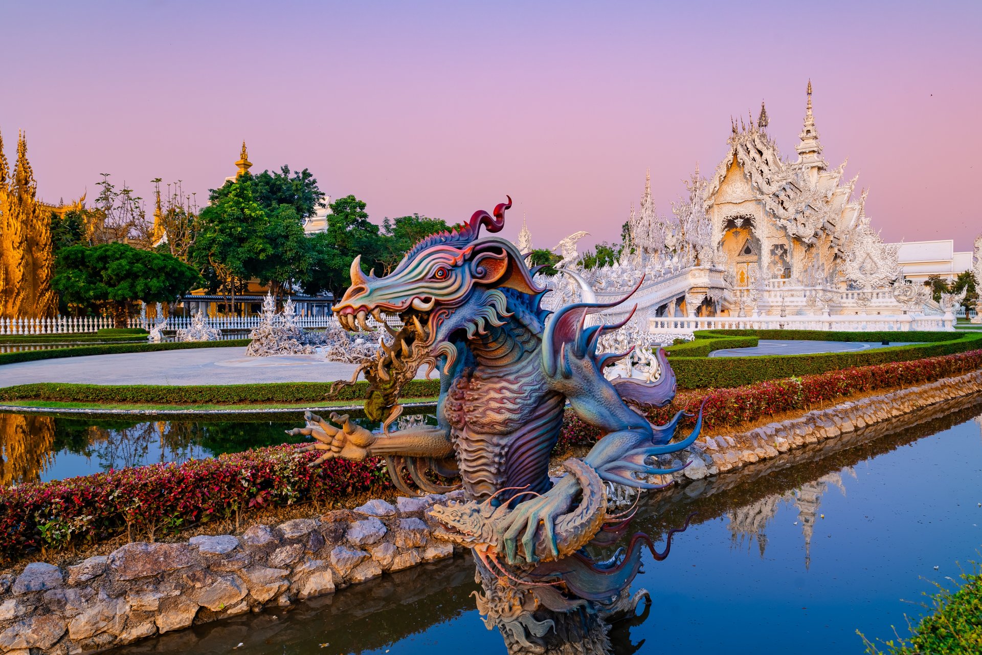 Templul alb Wat Rong Khun la apus de soare in Chiang Rai, Thailanda, arhitectura spectaculoasa si obiectiv turistic popular