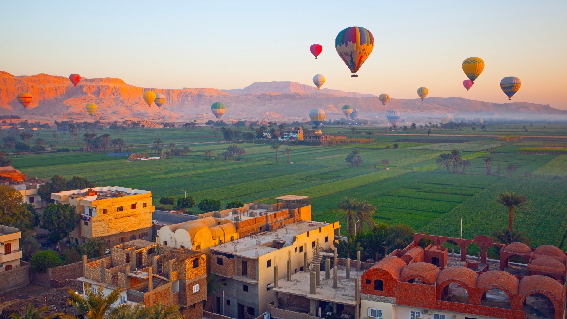 plimbare cu balon cu aer cald deasupra vaii regilor din luxor egipt