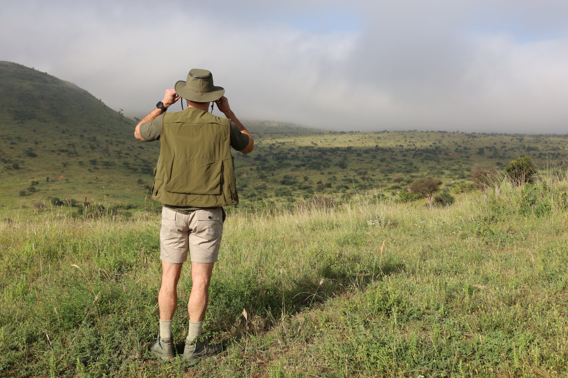 tanar turist cu palarie de safari privind peisajul din masai mara kenya africa