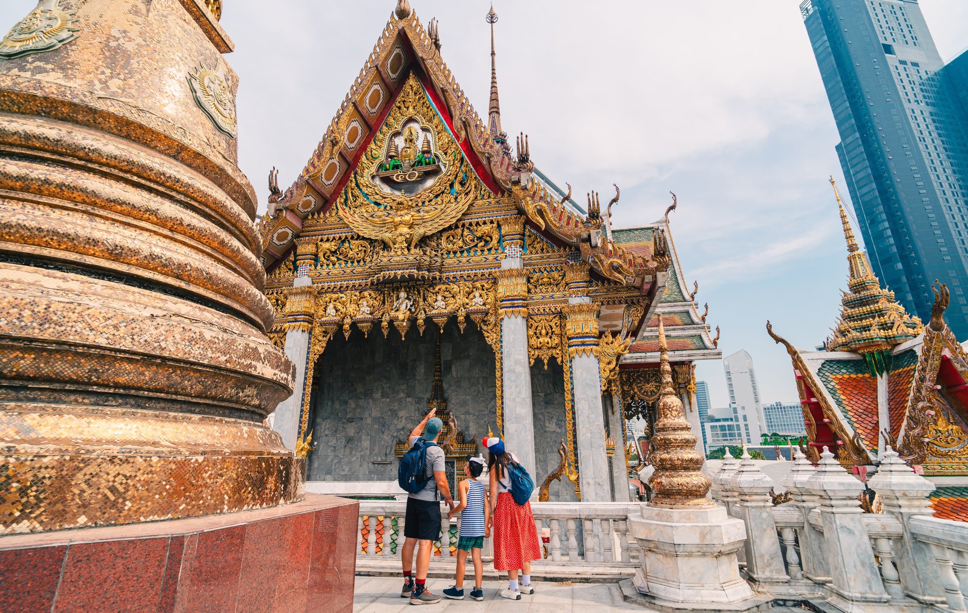 Familie care viziteaza un templu vechi din Bangkok si exploreaza cultura si patrimoniul local
