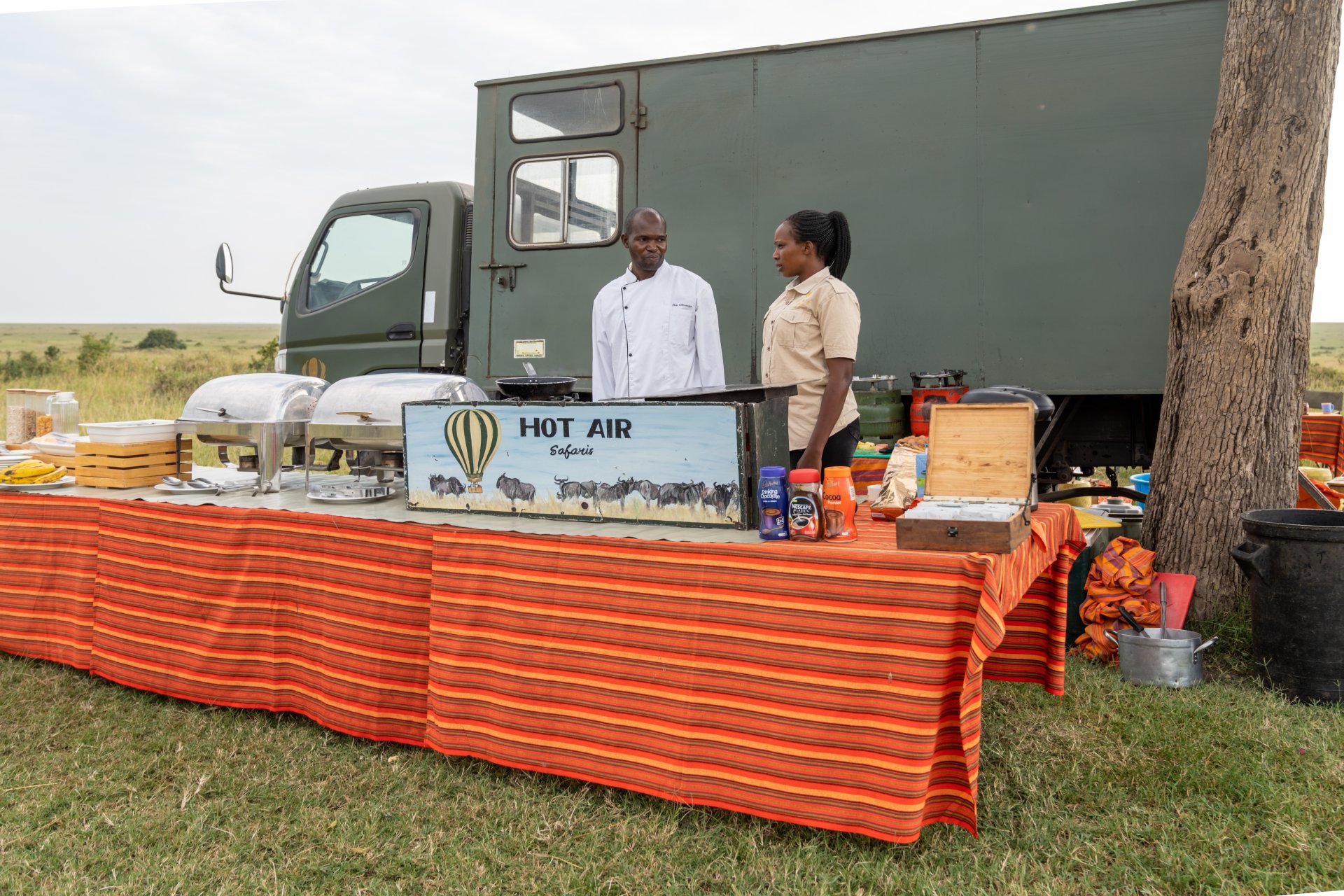 mic dejun tip bufet in savana dupa safari cu balon cu aer cald in Masai Mara Kenya