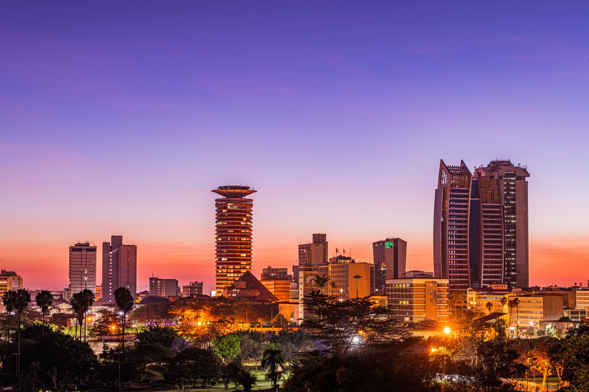 skyline-ul orasului Nairobi cu zgarie nori si cladiri moderne