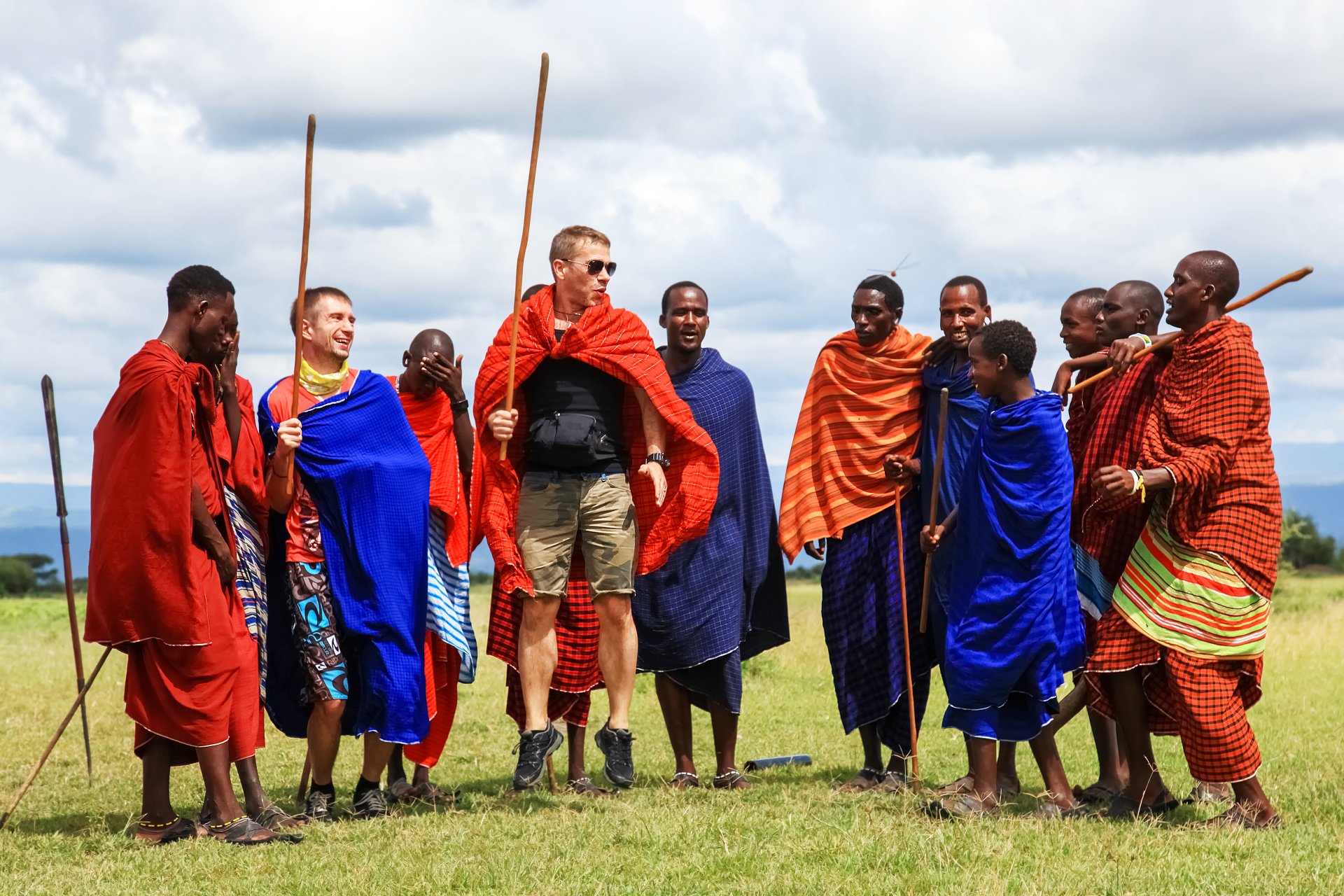 tanzania sat masai turisti si localnici danseaza dans traditional masai