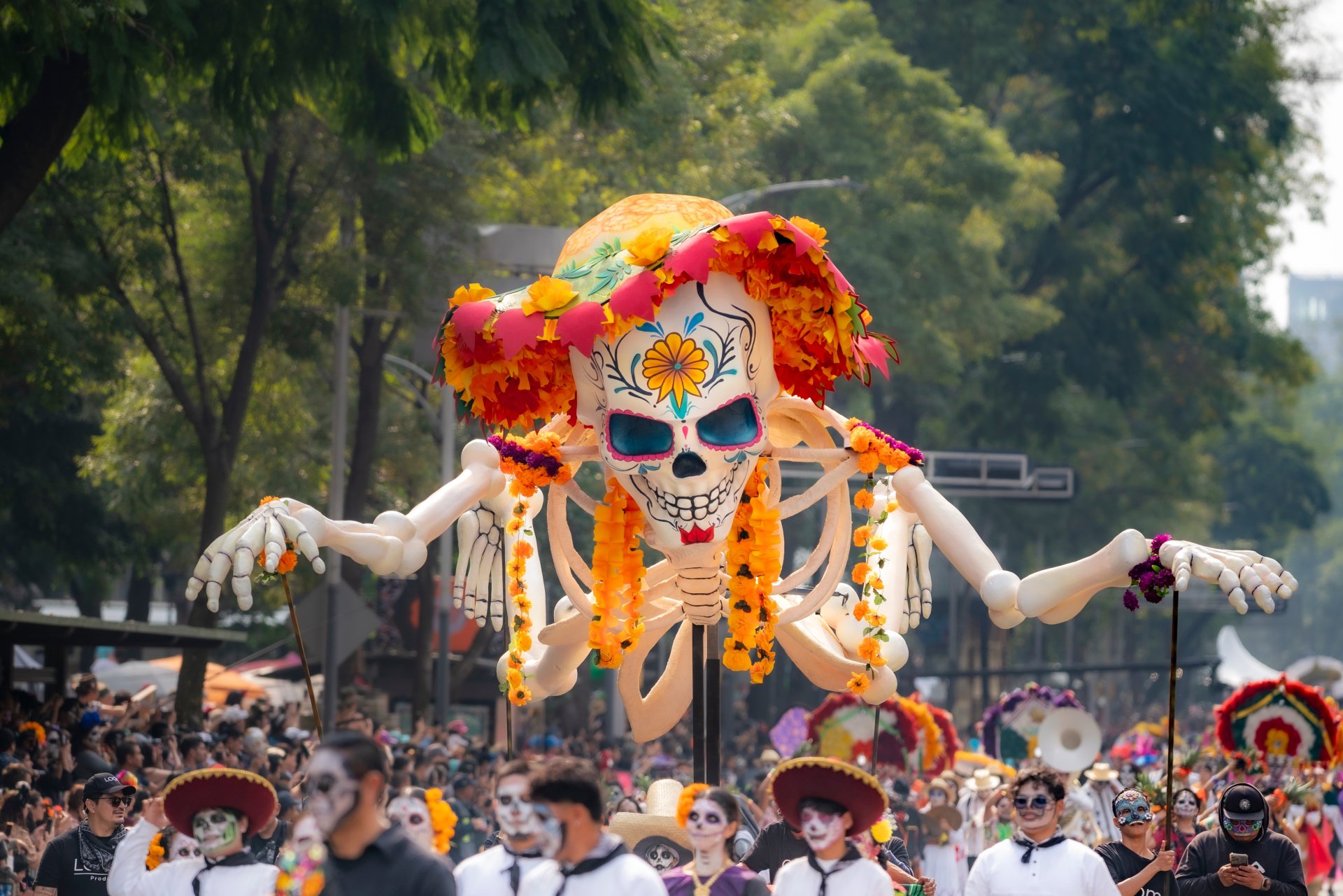 Parada de Dia de los Muertos in Mexico City, cu un schelet decorat cu flori si elemente traditionale, sarbatorind Ziua Mortilor