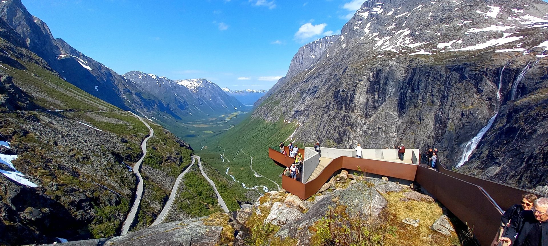 Drumul panoramic Trollstigen serpuind printre muntii din regiunea Rauma, Norvegia, cu numeroase curbe spectaculoase si peisaje alpine impresionante.