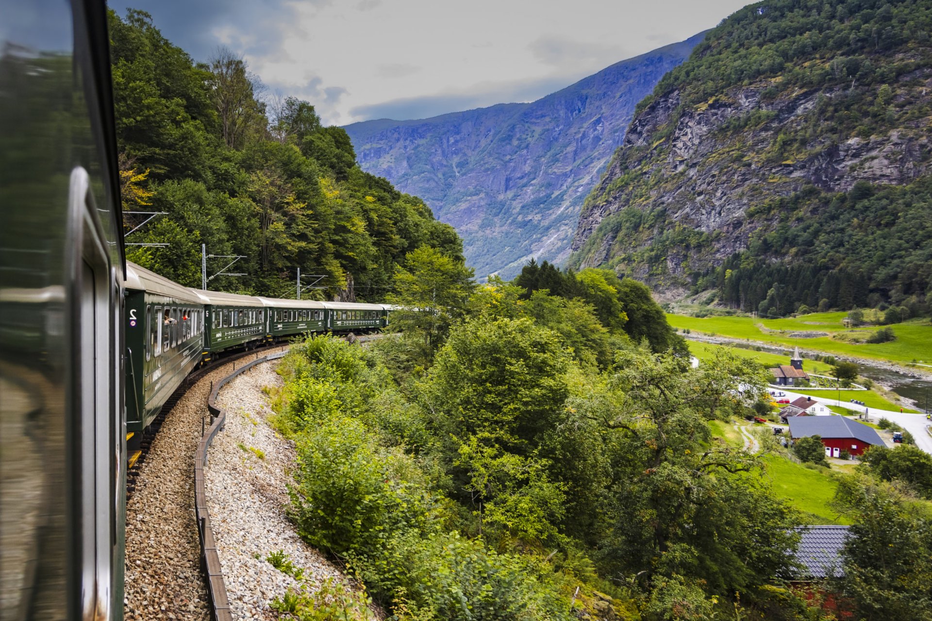 Trenul Flåm traverseaza peisajul spectaculos al fiordurilor din Norvegia, urcand spre statia Myrdal printre munti abrupti, cascade si vegetatie bogata.