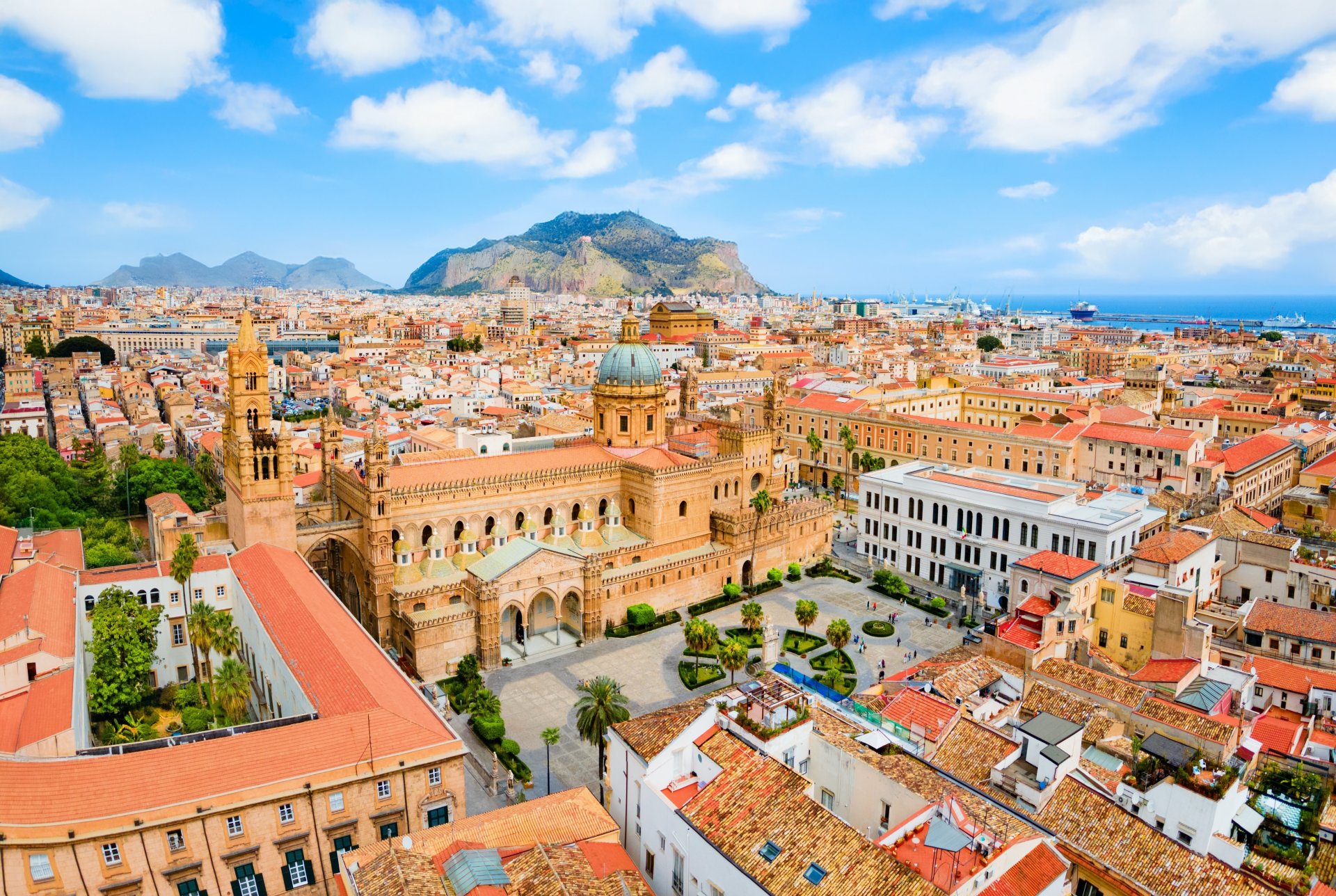 Vedere panoramica aeriana asupra Catedralei din Palermo si a centrului istoric al orasului, cu cladiri vechi si strazi specifice capitalei Siciliei din Italia.