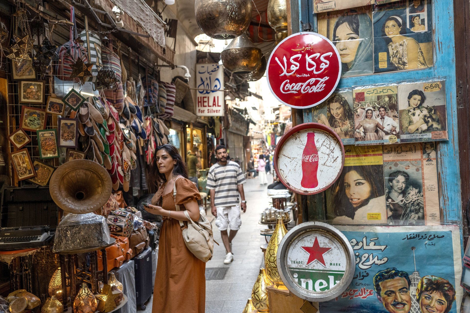 turisti straini fac cumparaturi pentru cadouri si suveniruri in bazarul khan el khalili din cairo in cartierul islamic al capitalei egiptului