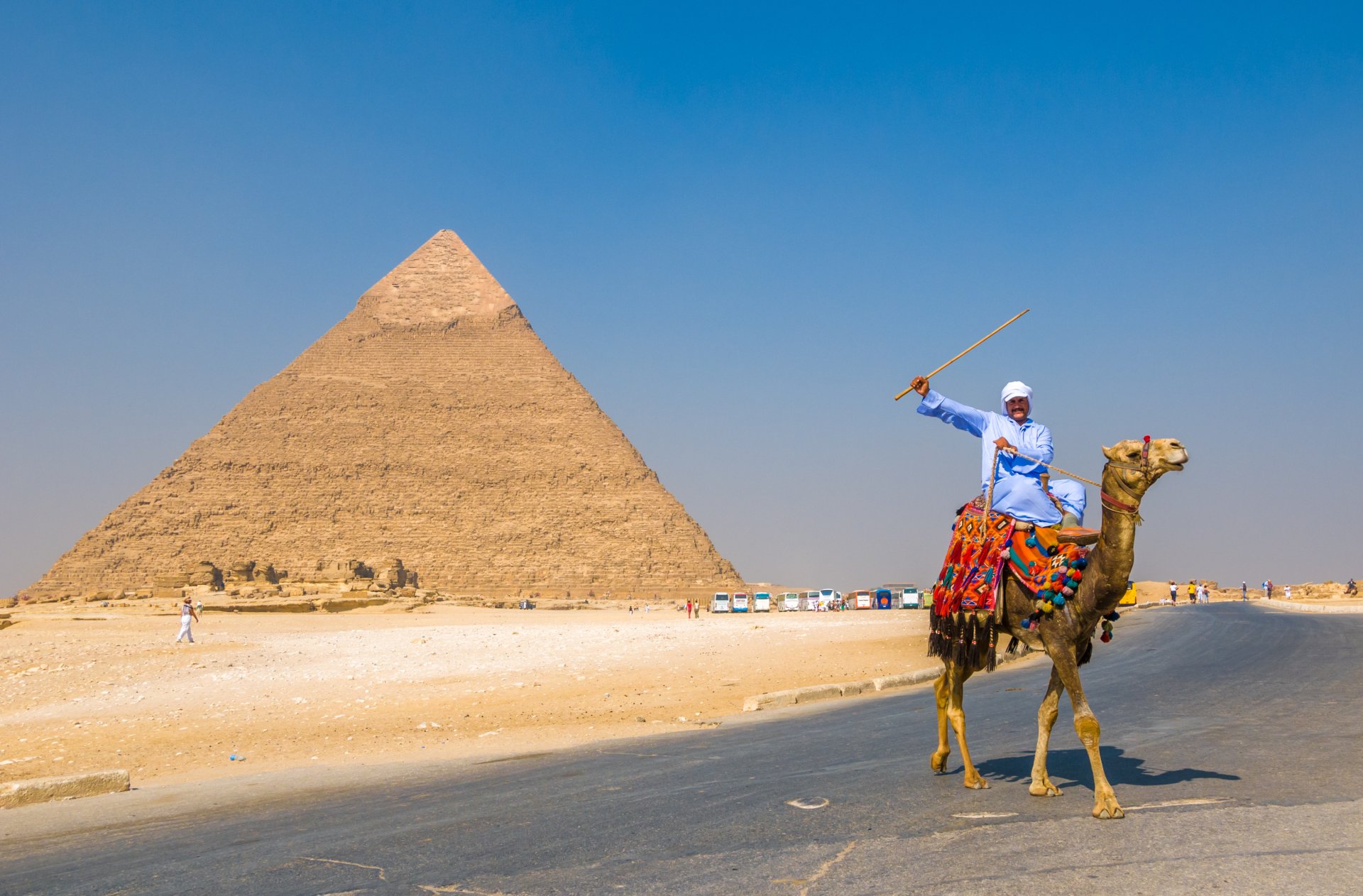 calaret pe camila in fata piramidei lui Khufu din Giza Egipt