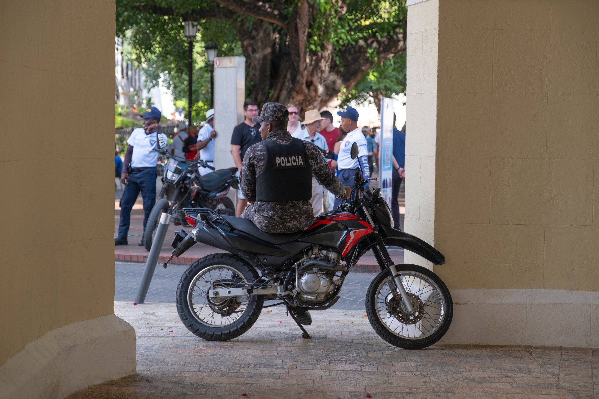 politist militar in patrulare pe motocicleta in zona coloniala santo domingo republica dominicana