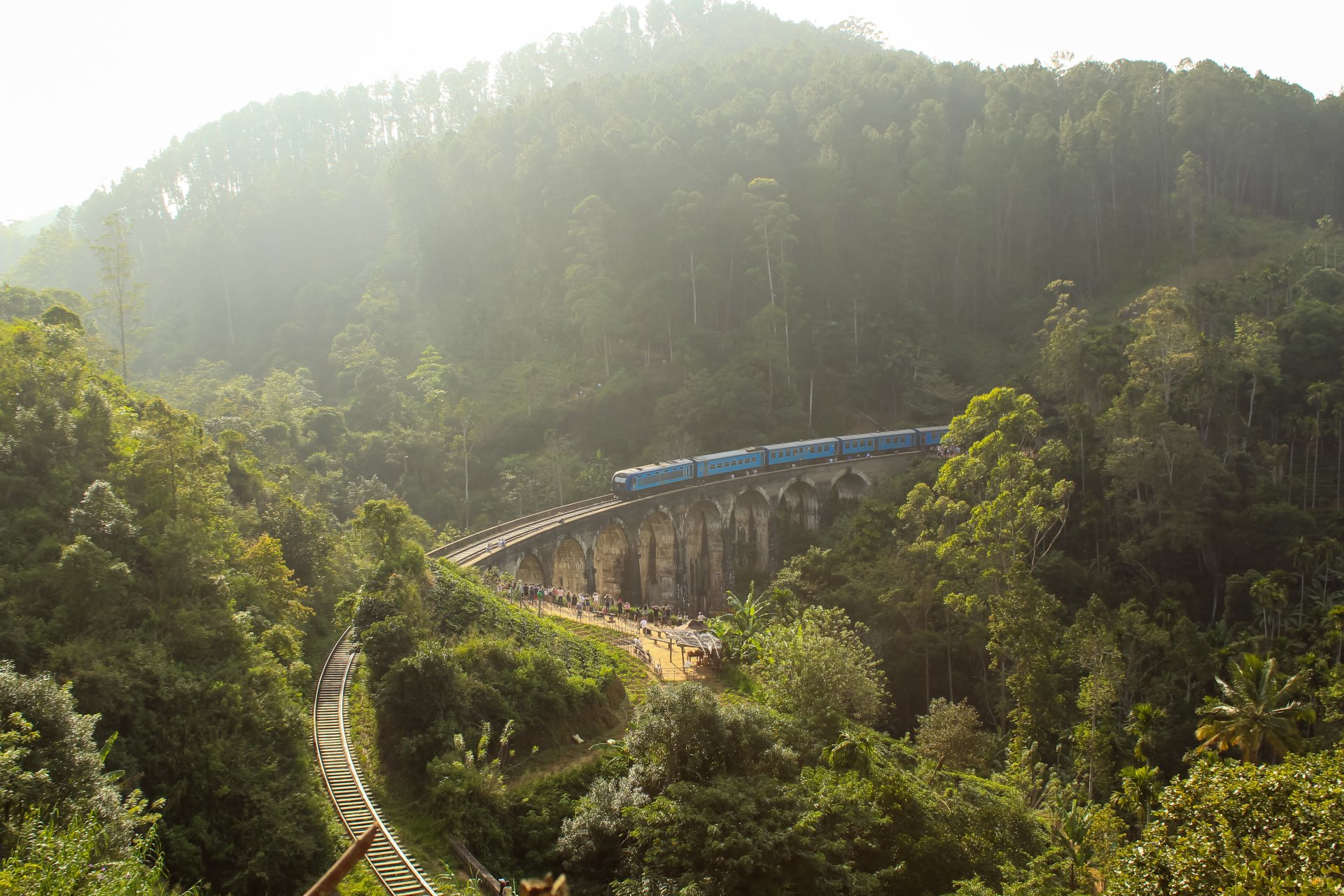 trenul traverseaza podul cu noua arcade Demodara Sri Lanka vedere aeriana