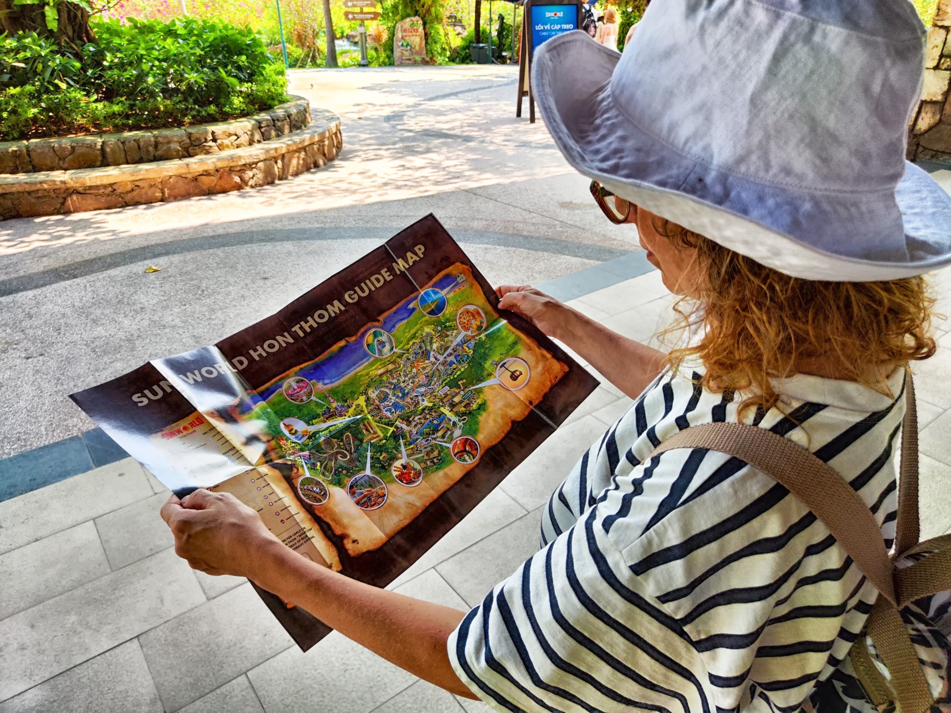 Un vizitator studiaza harta parcului la VinWonders in Phu Quoc, Vietnam, pregatindu-se pentru o zi plina de distractie la parcul acvatic.