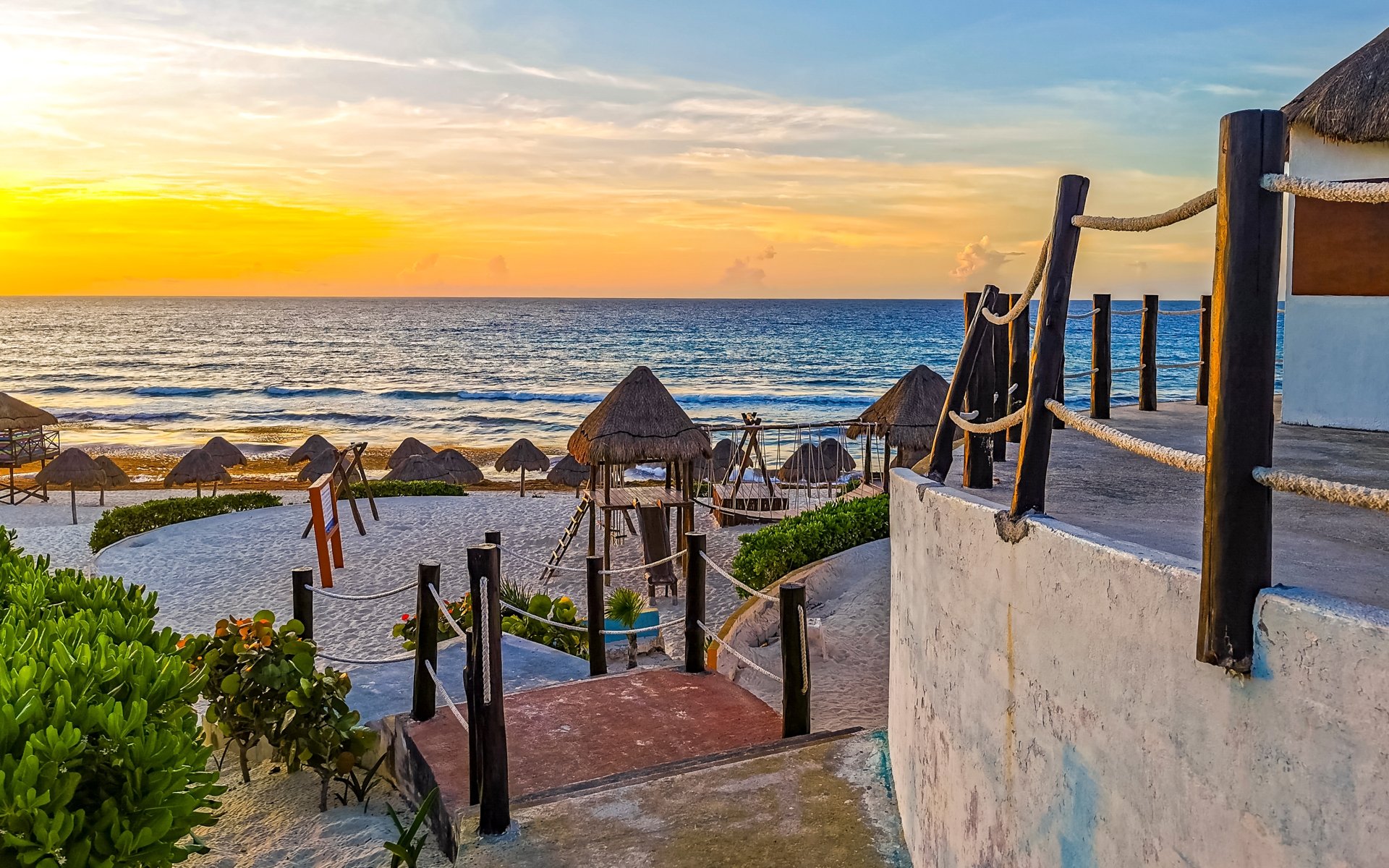 Răsărit pe Playa Delfines, plaja cu nisip alb din Cancun, Quintana Roo, Mexic, Marea Caraibelor