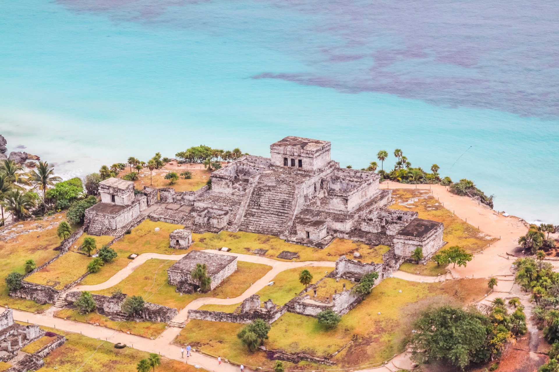 Ruinele mayașe din Tulum, Quintana Roo, cu fața spre Marea Caraibelor. Templul principal, „El Castillo”, domină situl arheologic și oferă o priveliște iconică asupra coastei